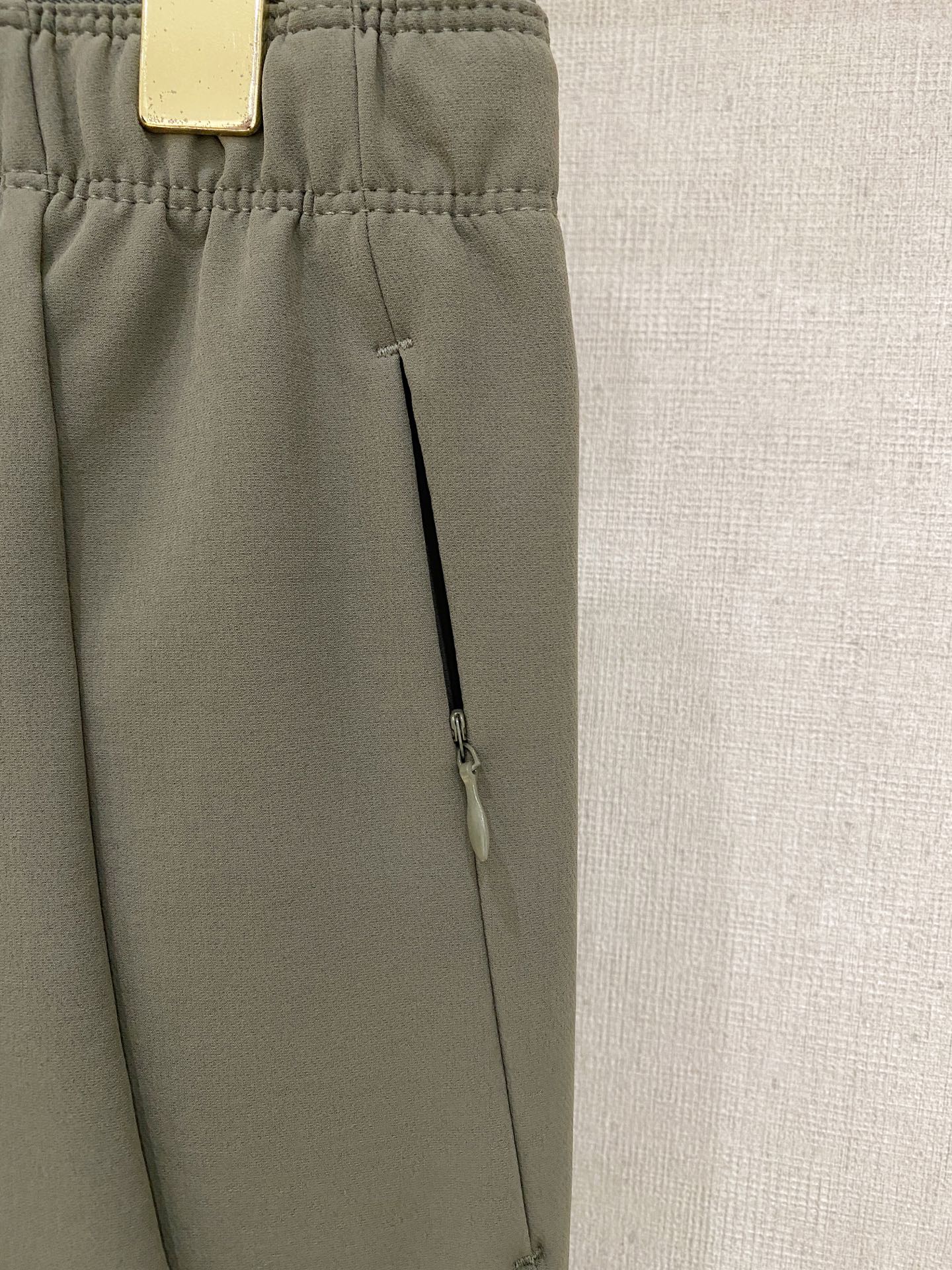 始祖鸟 男士休闲裤👍速干面料休闲裤，最新款上身版型无敌正！绝对可以闭眼收的一款此款裤子非常百搭，弹力腰围