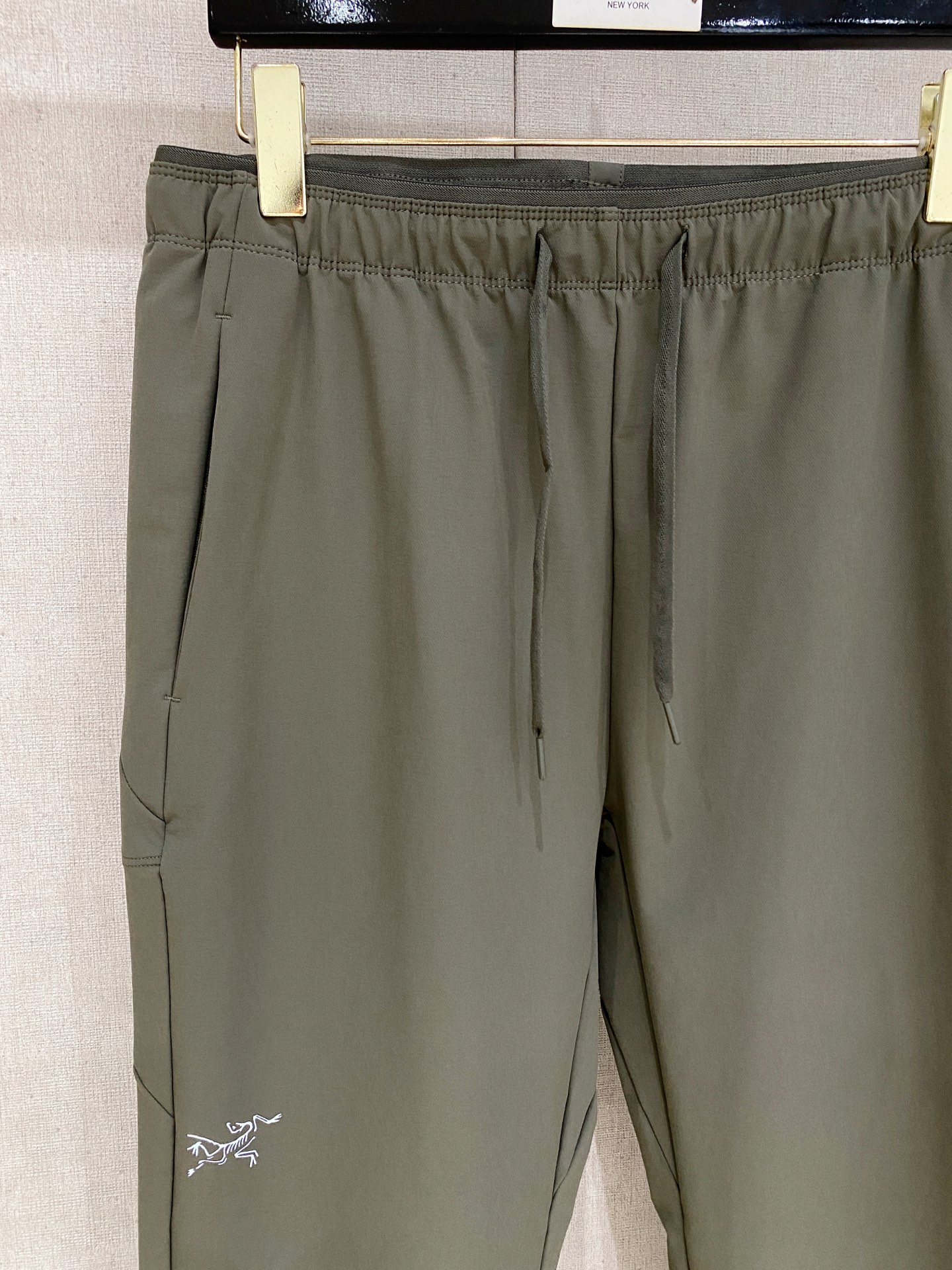 始祖鸟 男士休闲裤👍速干面料休闲裤，最新款上身版型无敌正！绝对可以闭眼收的一款此款裤子非常百搭，弹力腰围