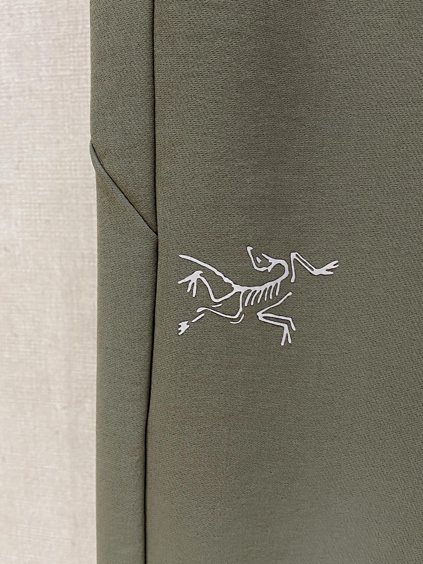 始祖鸟 男士休闲裤👍速干面料休闲裤，最新款上身版型无敌正！绝对可以闭眼收的一款此款裤子非常百搭，弹力腰围