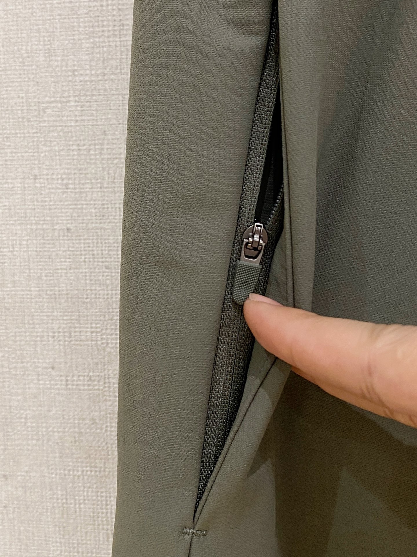 始祖鸟 男士休闲裤👍速干面料休闲裤，最新款上身版型无敌正！绝对可以闭眼收的一款此款裤子非常百搭，弹力腰围