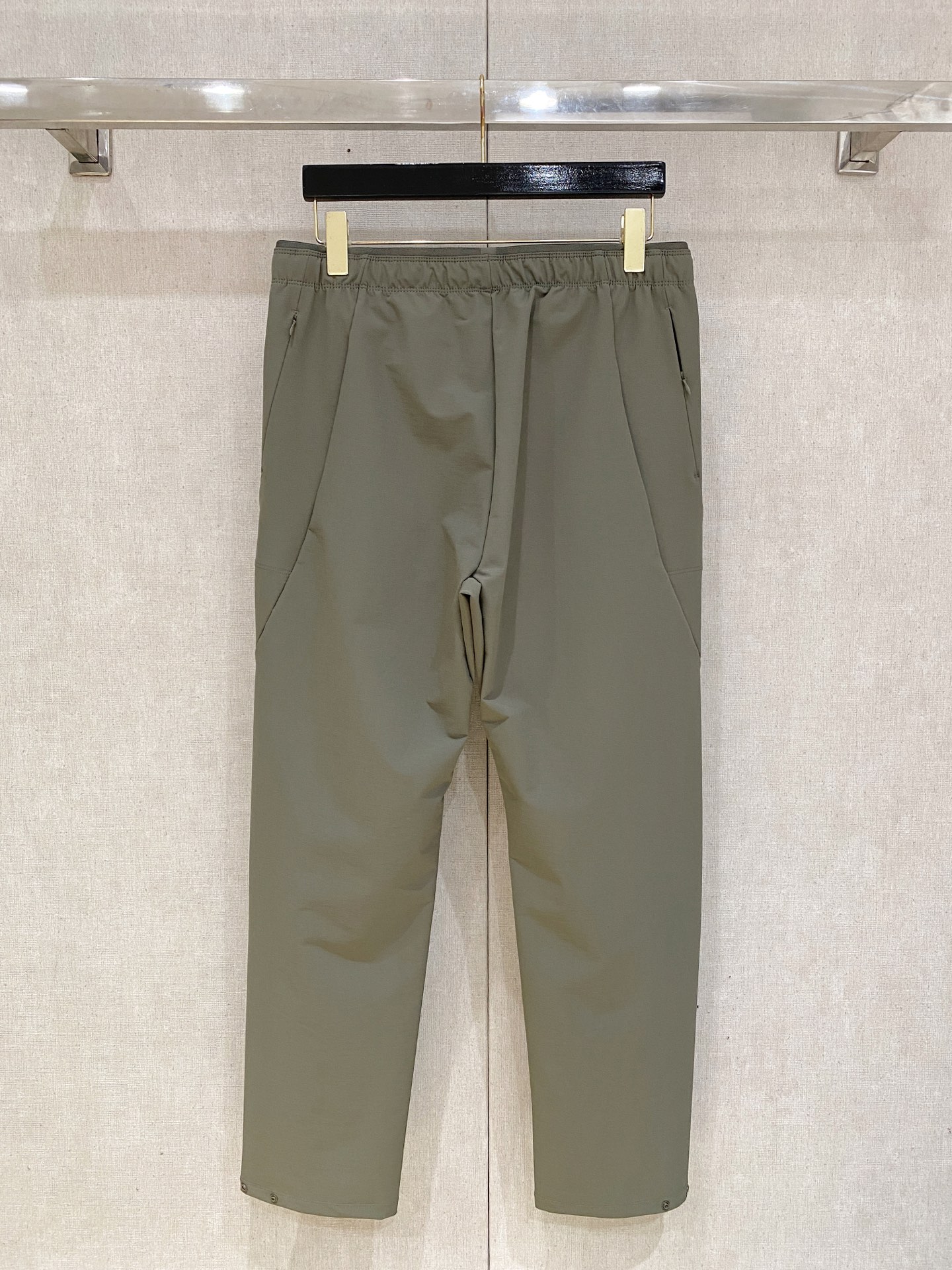 始祖鸟 男士休闲裤👍速干面料休闲裤，最新款上身版型无敌正！绝对可以闭眼收的一款此款裤子非常百搭，弹力腰围