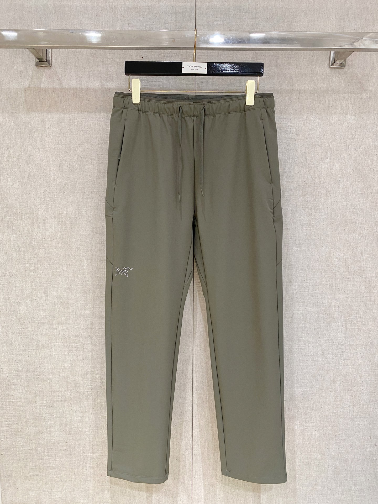 始祖鸟 男士休闲裤👍速干面料休闲裤，最新款上身版型无敌正！绝对可以闭眼收的一款此款裤子非常百搭，弹力腰围