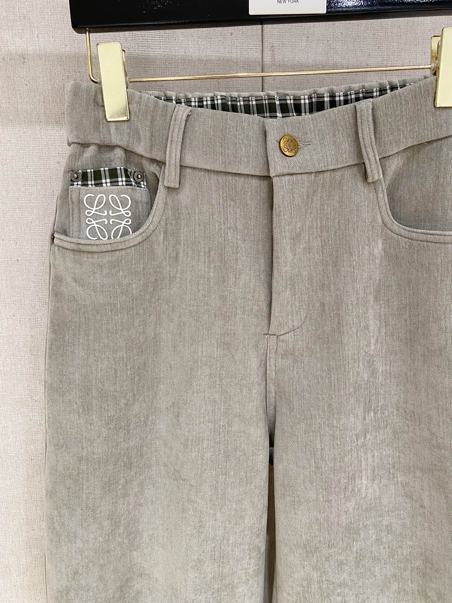 Loewe 2025秋冬最新系列男士加厚休闲裤！内里加绒，非常保暖，北方的宝子们赶紧备上！采用客供弹力柔