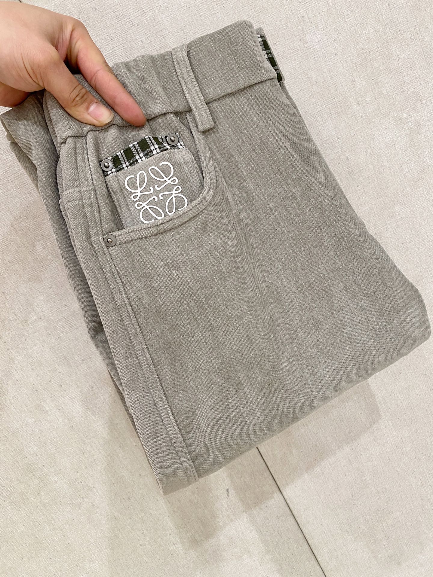 Loewe 2025秋冬最新系列男士加厚休闲裤！内里加绒，非常保暖，北方的宝子们赶紧备上！采用客供弹力柔