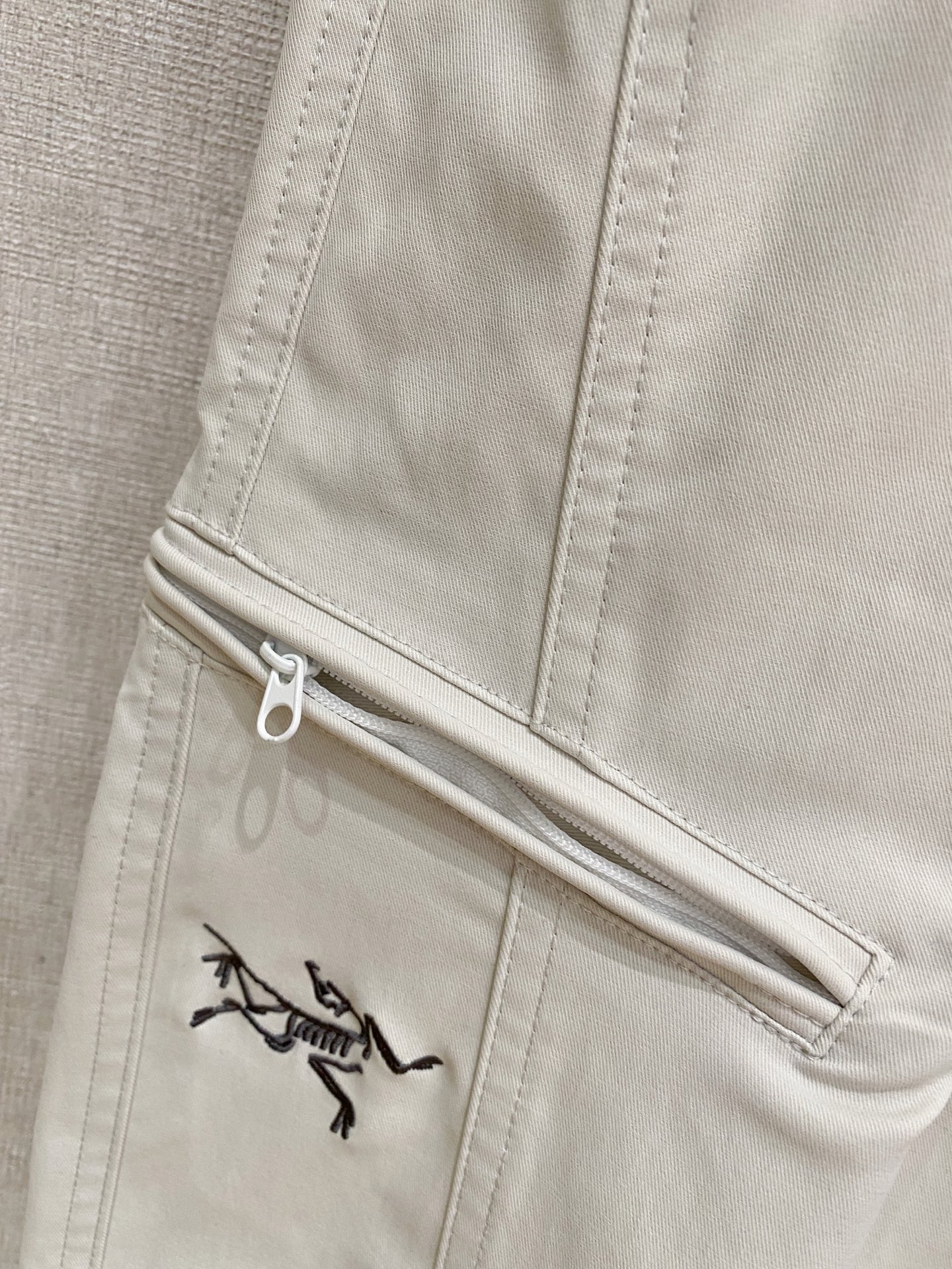 ARC‘TERYX —始祖鸟户外防风保暖透气冬季男士软壳裤！无缝设计 高热度鸟家户外机能风3D立体修身裁