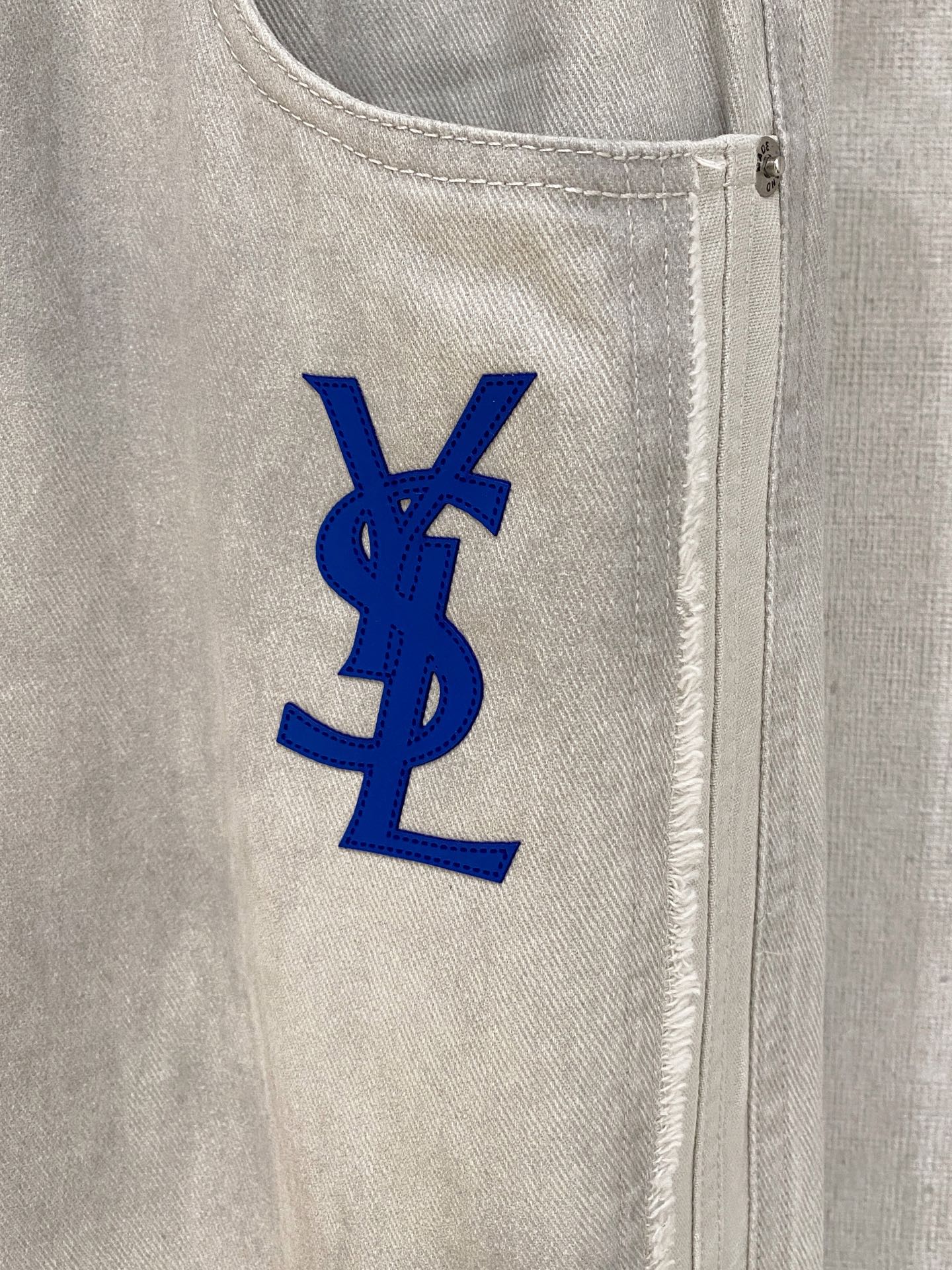 圣罗兰 2025秋冬最新休闲裤 潮人必备 版型超赞，能很好的修复各种腿型，非常个性！柔软排汗，舒适度极高