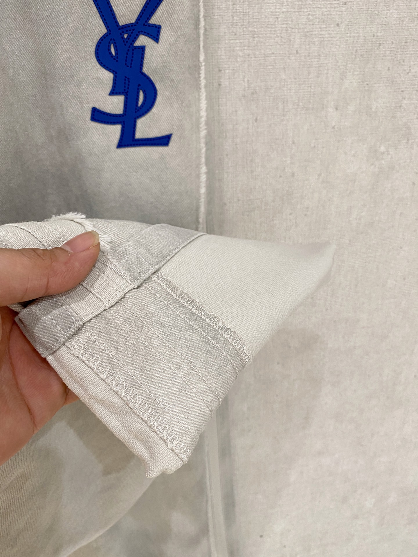 圣罗兰 2025秋冬最新休闲裤 潮人必备 版型超赞，能很好的修复各种腿型，非常个性！柔软排汗，舒适度极高