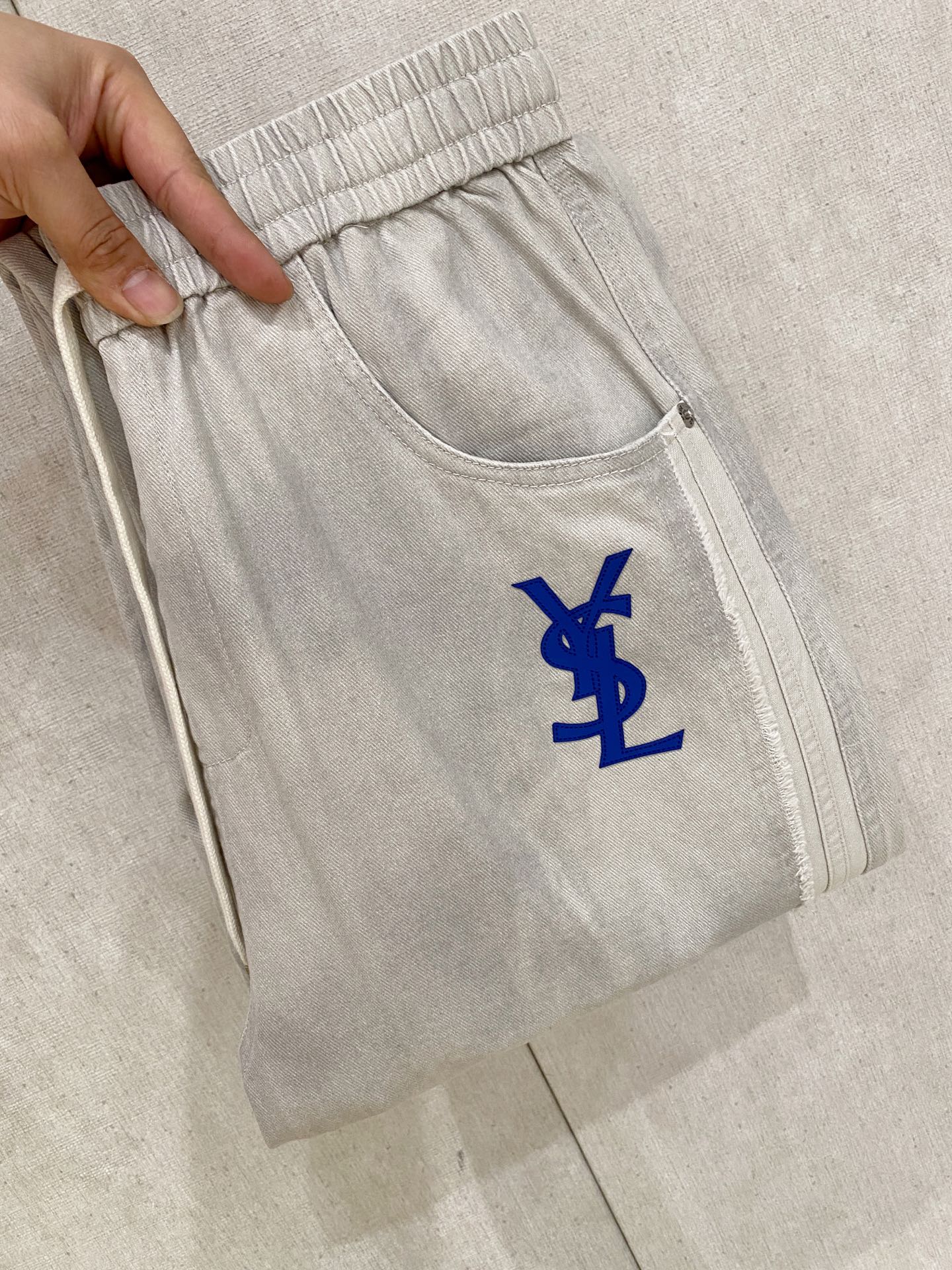 圣罗兰 2025秋冬最新休闲裤 潮人必备 版型超赞，能很好的修复各种腿型，非常个性！柔软排汗，舒适度极高