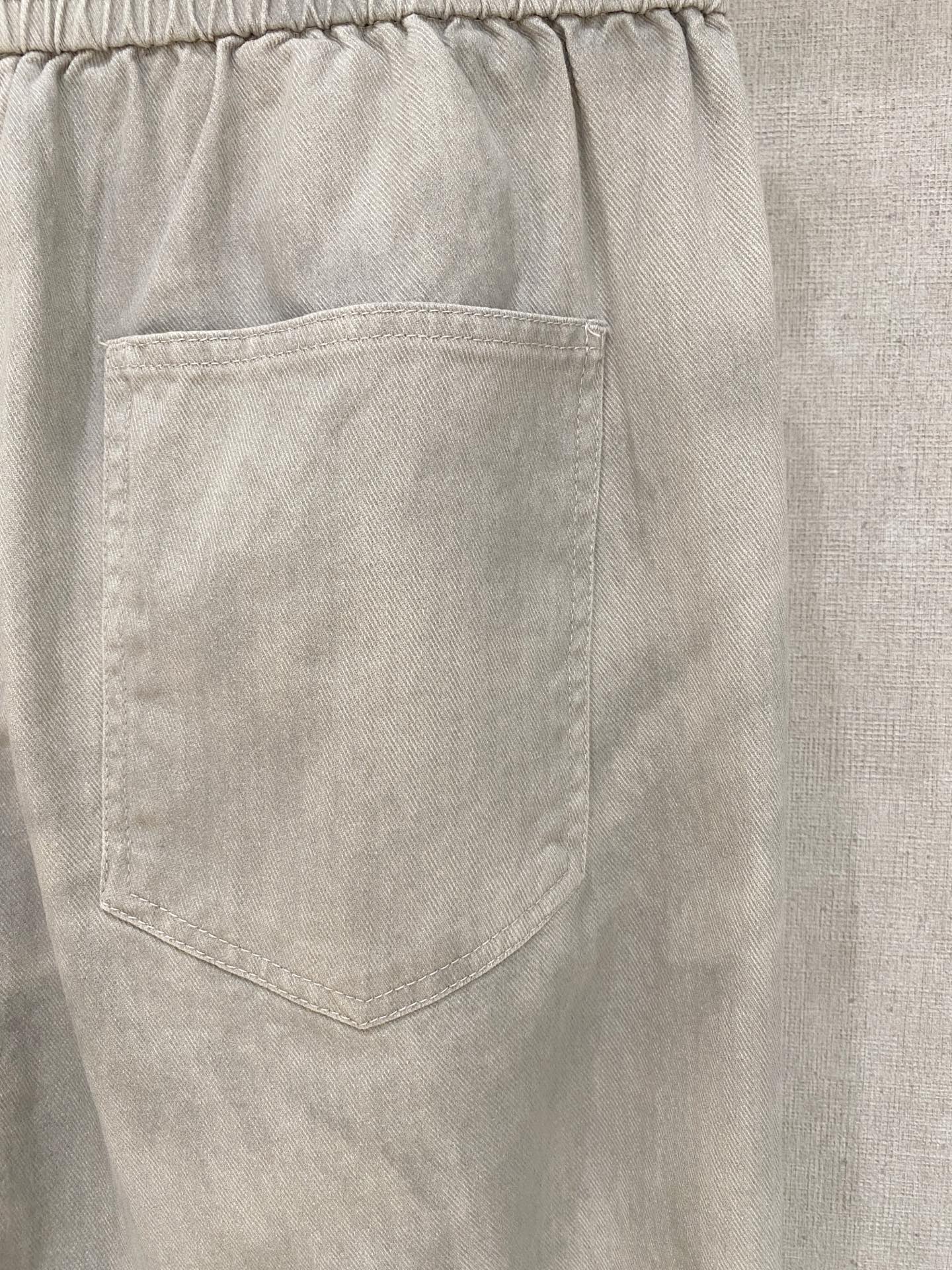 圣罗兰 2025秋冬最新休闲裤 潮人必备 版型超赞，能很好的修复各种腿型，非常个性！柔软排汗，舒适度极高