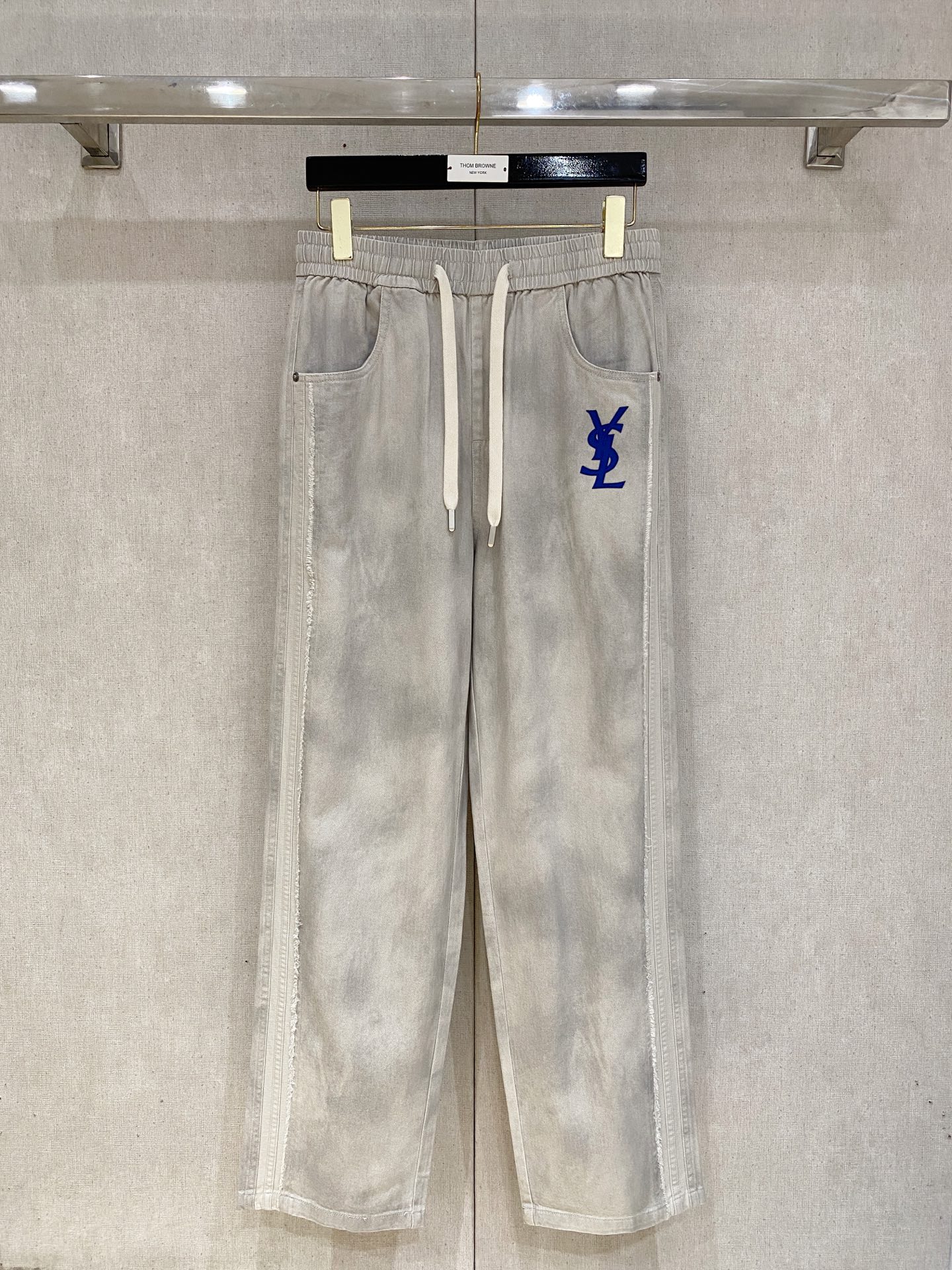 圣罗兰 2025秋冬最新休闲裤 潮人必备 版型超赞，能很好的修复各种腿型，非常个性！柔软排汗，舒适度极高