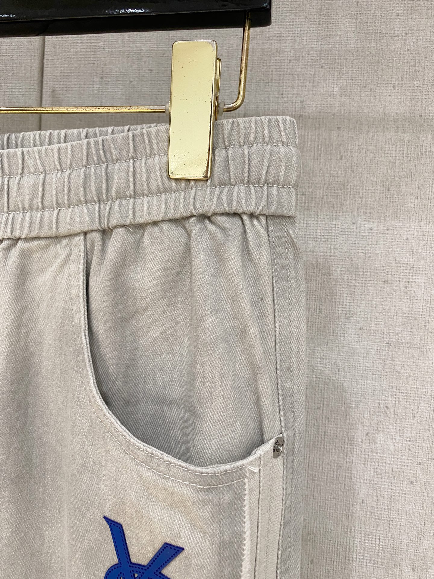 圣罗兰 2025秋冬最新休闲裤 潮人必备 版型超赞，能很好的修复各种腿型，非常个性！柔软排汗，舒适度极高