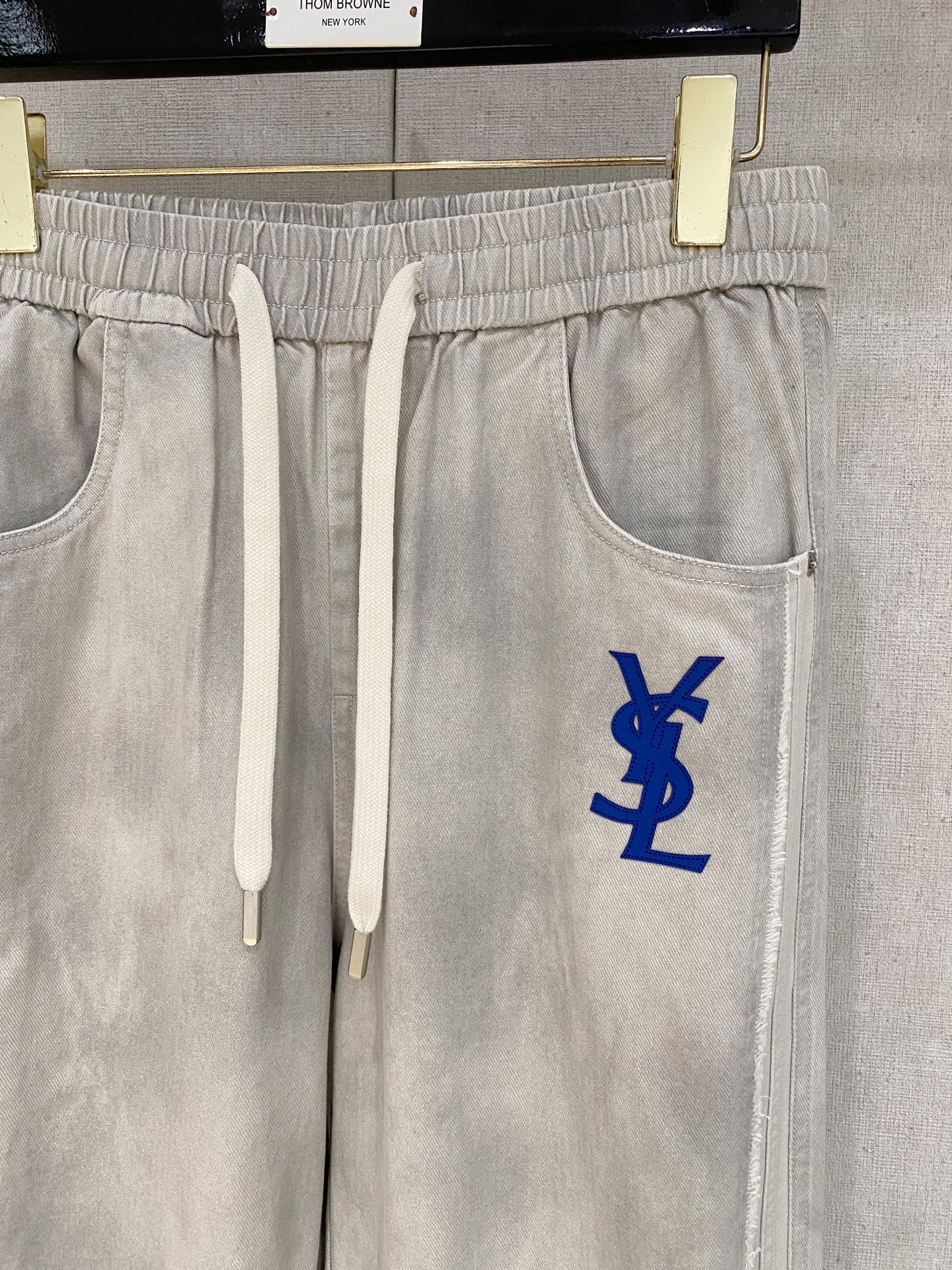 圣罗兰 2025秋冬最新休闲裤 潮人必备 版型超赞，能很好的修复各种腿型，非常个性！柔软排汗，舒适度极高