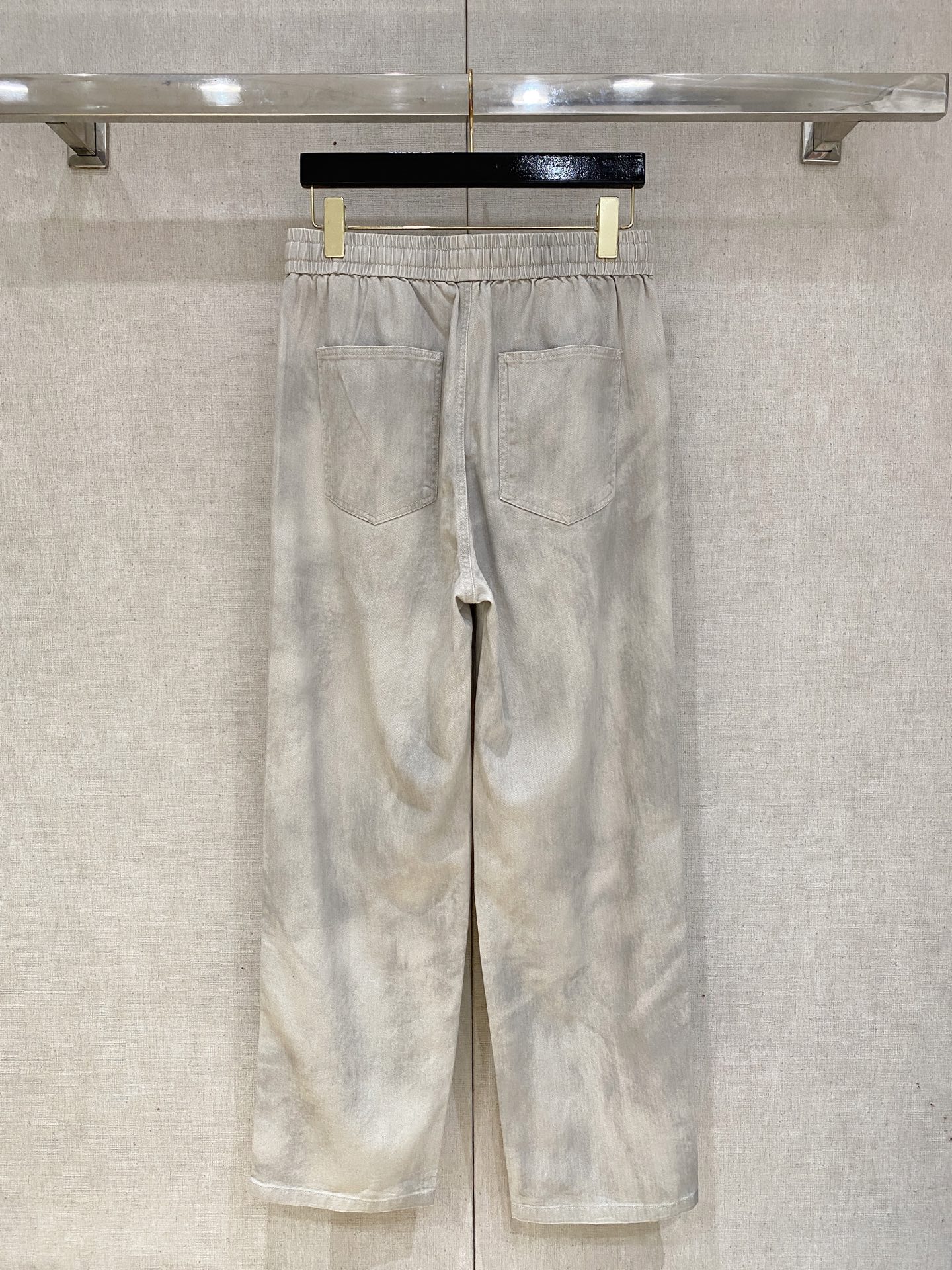 圣罗兰 2025秋冬最新休闲裤 潮人必备 版型超赞，能很好的修复各种腿型，非常个性！柔软排汗，舒适度极高