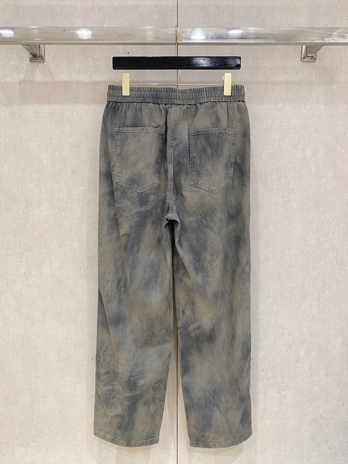 圣罗兰 2025秋冬最新休闲裤 潮人必备 版型超赞，能很好的修复各种腿型，非常个性！柔软排汗，舒适度极高