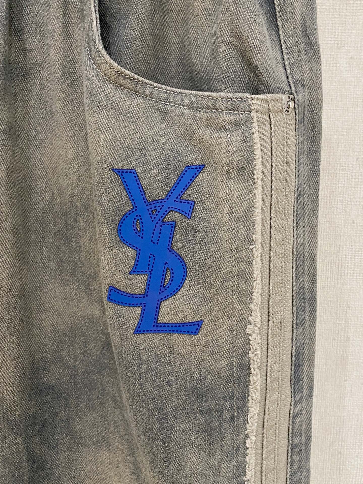 圣罗兰 2025秋冬最新休闲裤 潮人必备 版型超赞，能很好的修复各种腿型，非常个性！柔软排汗，舒适度极高