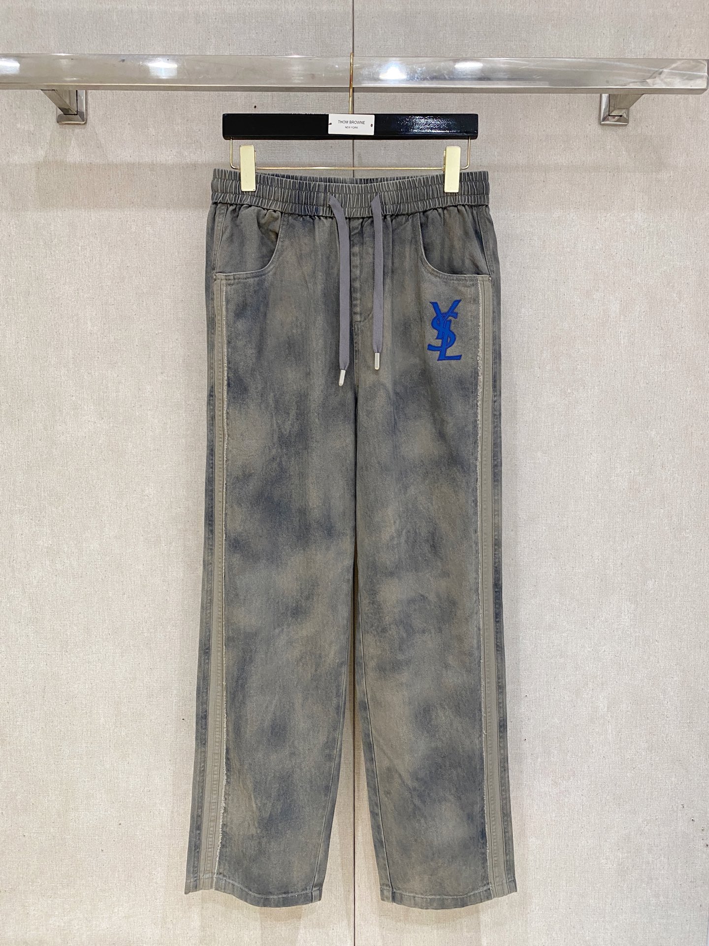 圣罗兰 2025秋冬最新休闲裤 潮人必备 版型超赞，能很好的修复各种腿型，非常个性！柔软排汗，舒适度极高