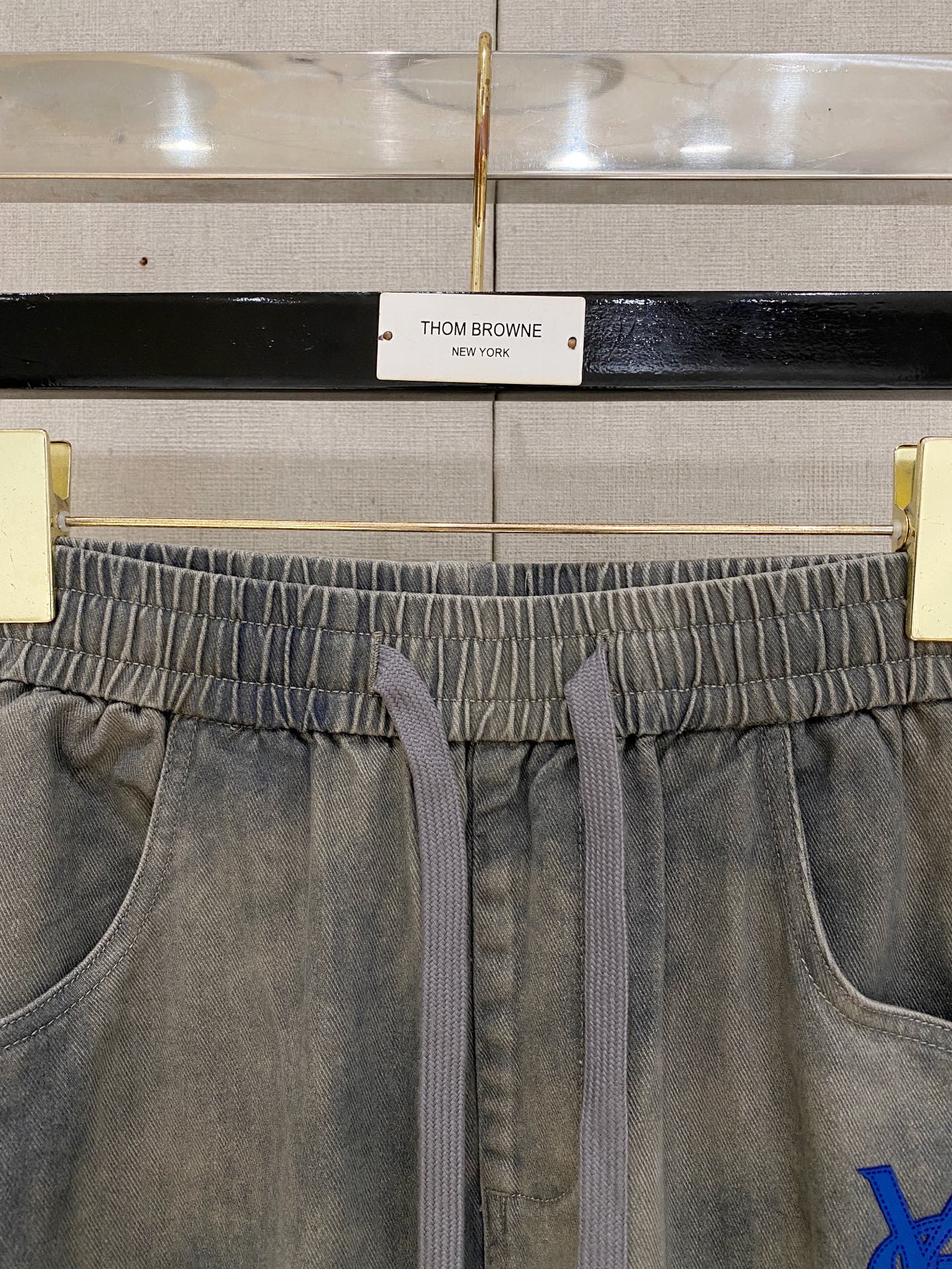 圣罗兰 2025秋冬最新休闲裤 潮人必备 版型超赞，能很好的修复各种腿型，非常个性！柔软排汗，舒适度极高