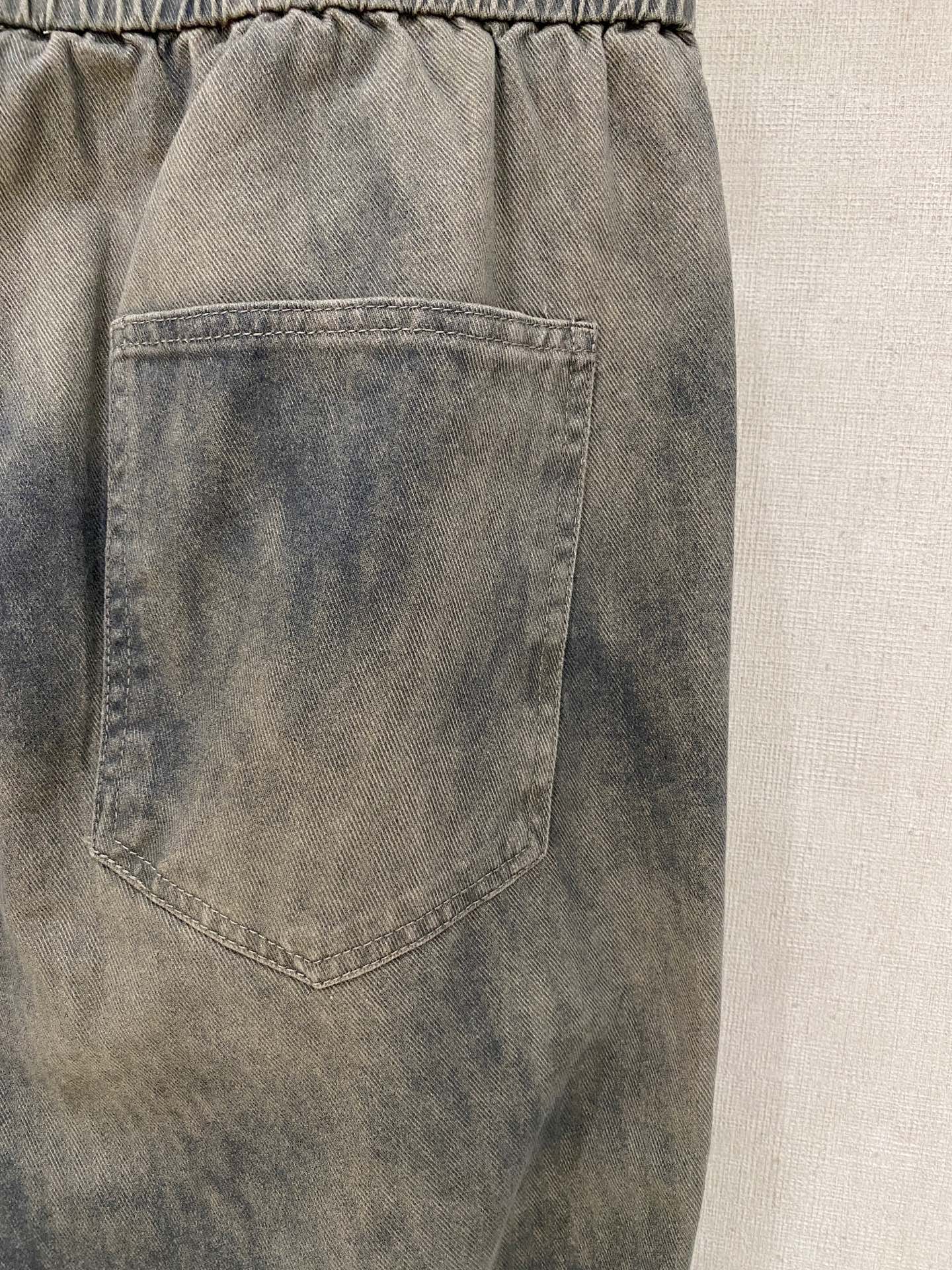 圣罗兰 2025秋冬最新休闲裤 潮人必备 版型超赞，能很好的修复各种腿型，非常个性！柔软排汗，舒适度极高