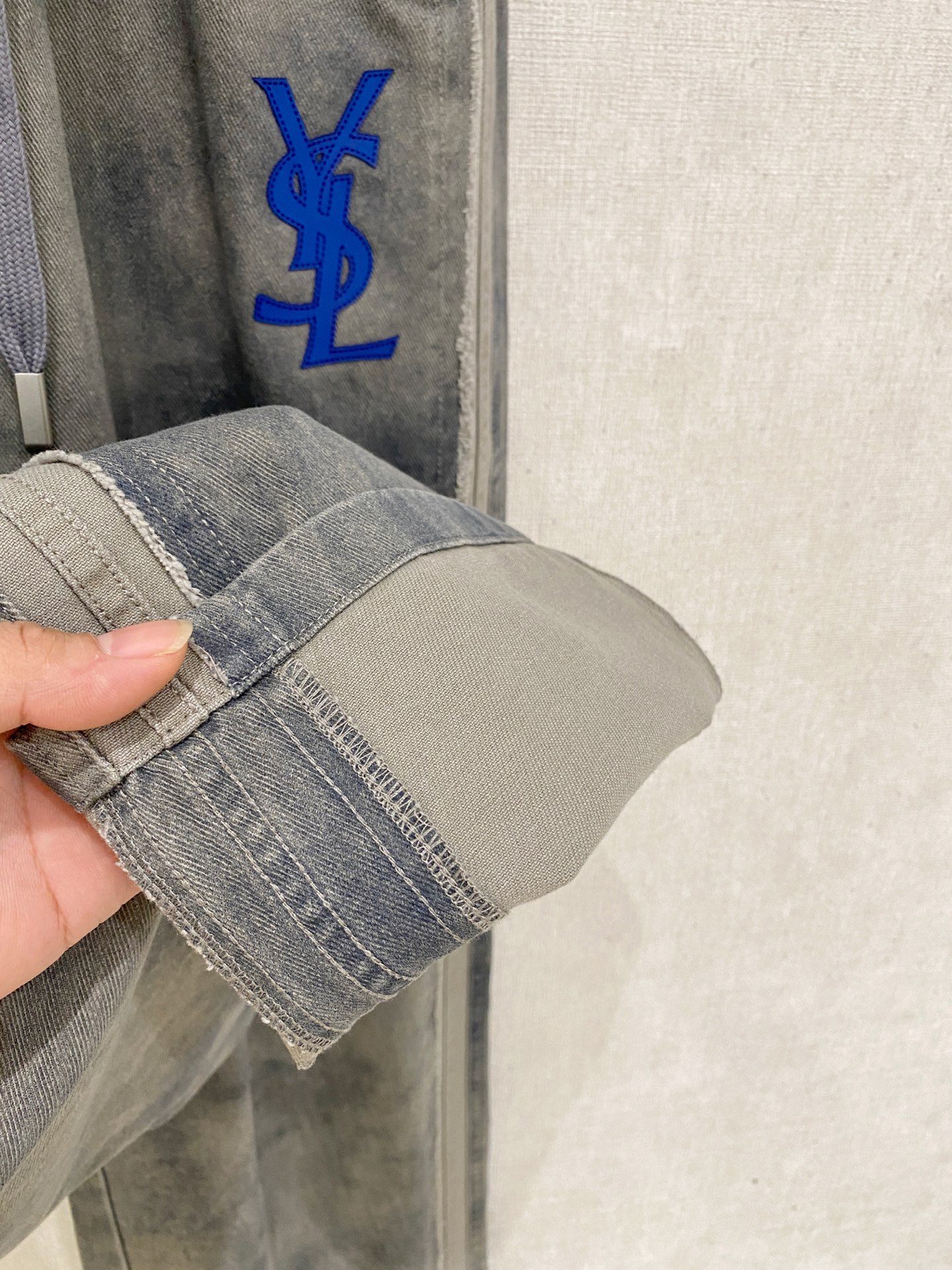 圣罗兰 2025秋冬最新休闲裤 潮人必备 版型超赞，能很好的修复各种腿型，非常个性！柔软排汗，舒适度极高