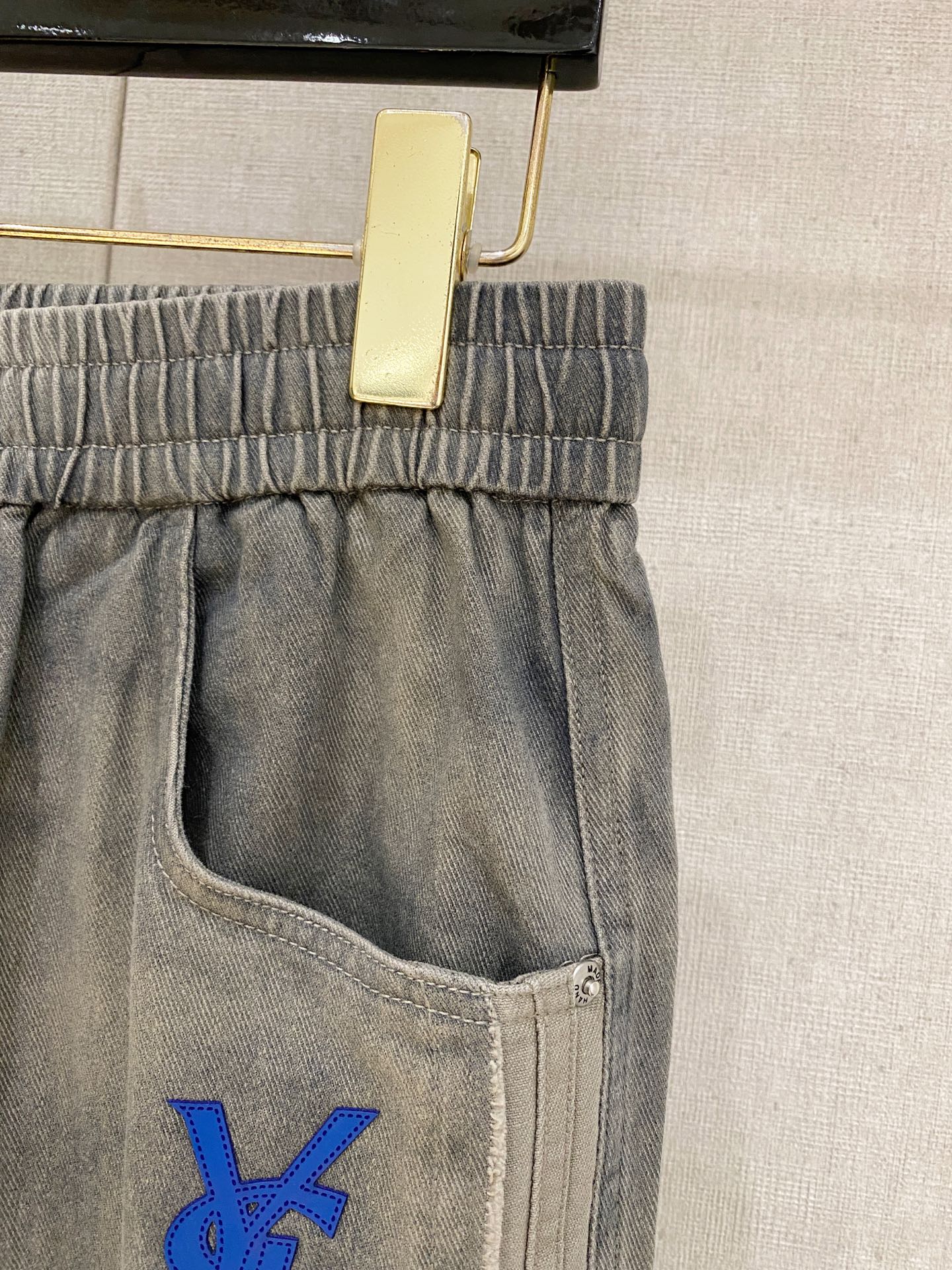 圣罗兰 2025秋冬最新休闲裤 潮人必备 版型超赞，能很好的修复各种腿型，非常个性！柔软排汗，舒适度极高