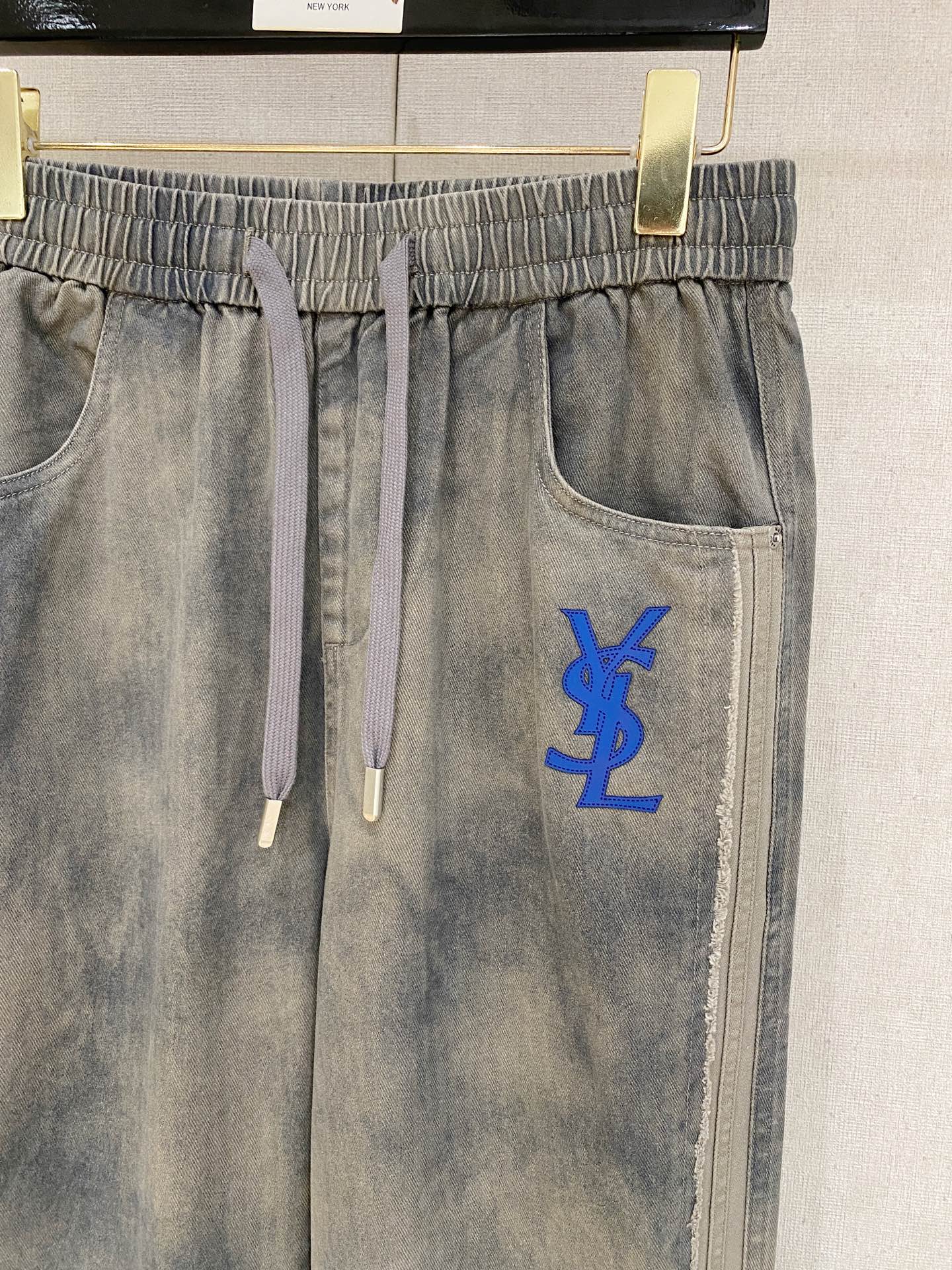 圣罗兰 2025秋冬最新休闲裤 潮人必备 版型超赞，能很好的修复各种腿型，非常个性！柔软排汗，舒适度极高