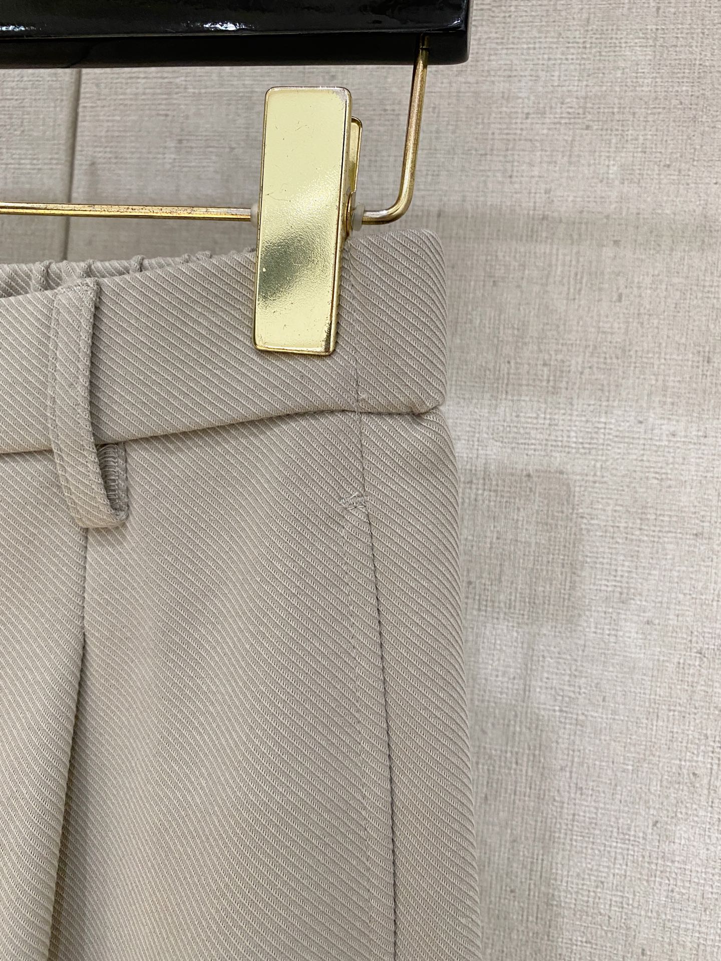 Loewe 2025秋冬最新休闲裤 潮人必备 版型超赞，能很好的修复各种腿型，非常个性！柔软排汗，舒适度