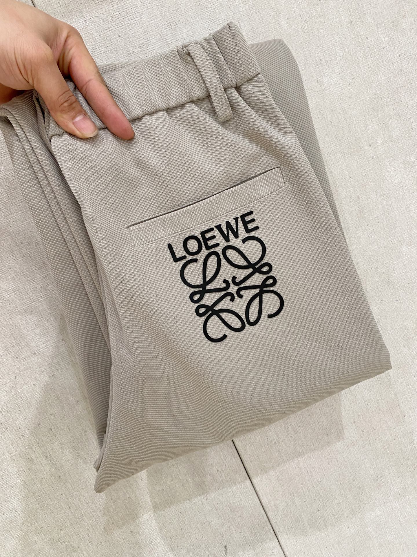 Loewe 2025秋冬最新休闲裤 潮人必备 版型超赞，能很好的修复各种腿型，非常个性！柔软排汗，舒适度