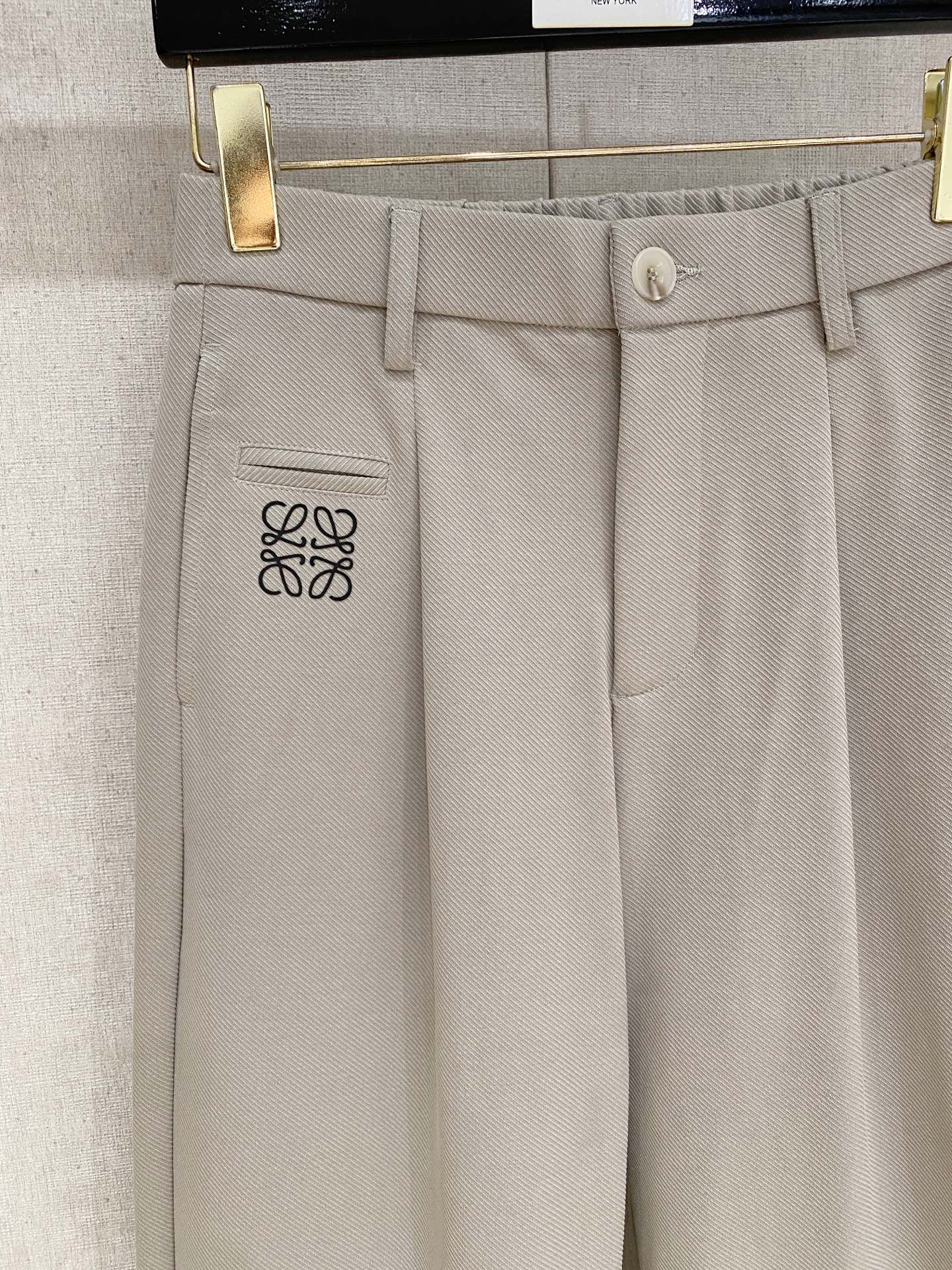 Loewe 2025秋冬最新休闲裤 潮人必备 版型超赞，能很好的修复各种腿型，非常个性！柔软排汗，舒适度