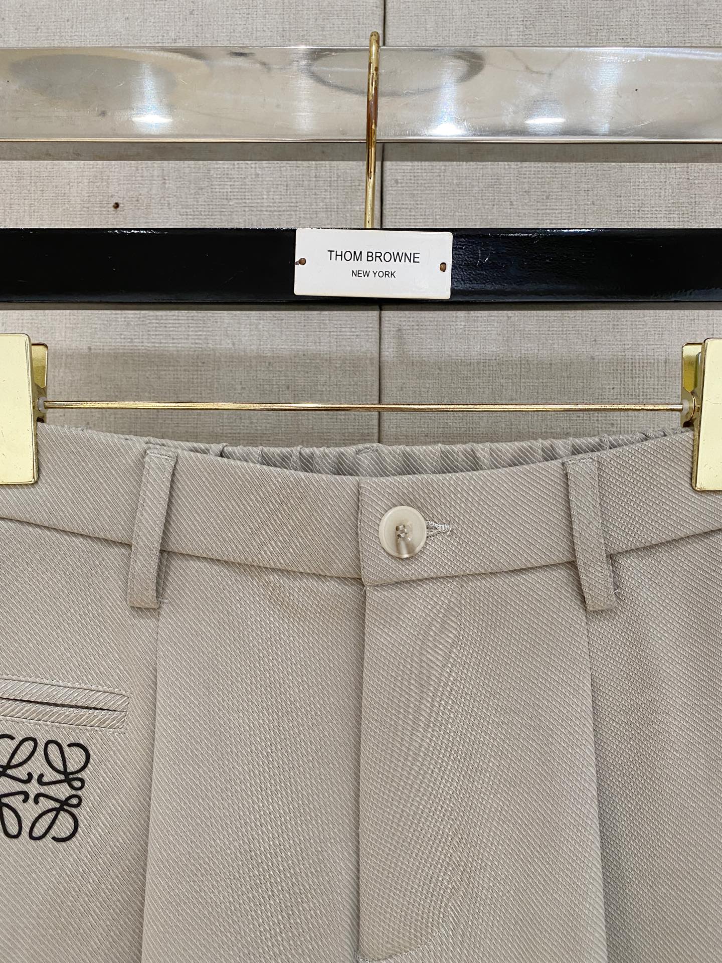 Loewe 2025秋冬最新休闲裤 潮人必备 版型超赞，能很好的修复各种腿型，非常个性！柔软排汗，舒适度