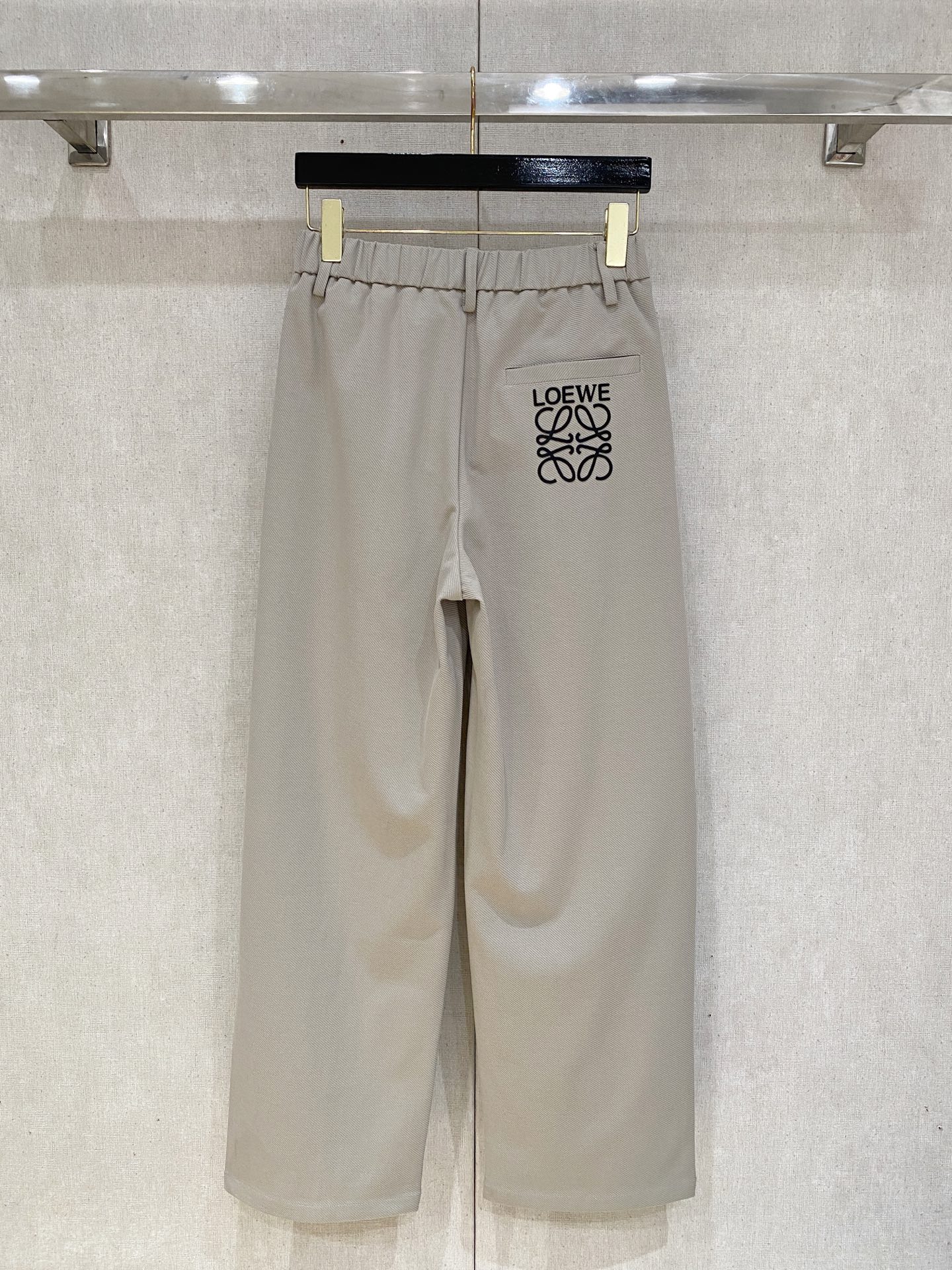 Loewe 2025秋冬最新休闲裤 潮人必备 版型超赞，能很好的修复各种腿型，非常个性！柔软排汗，舒适度