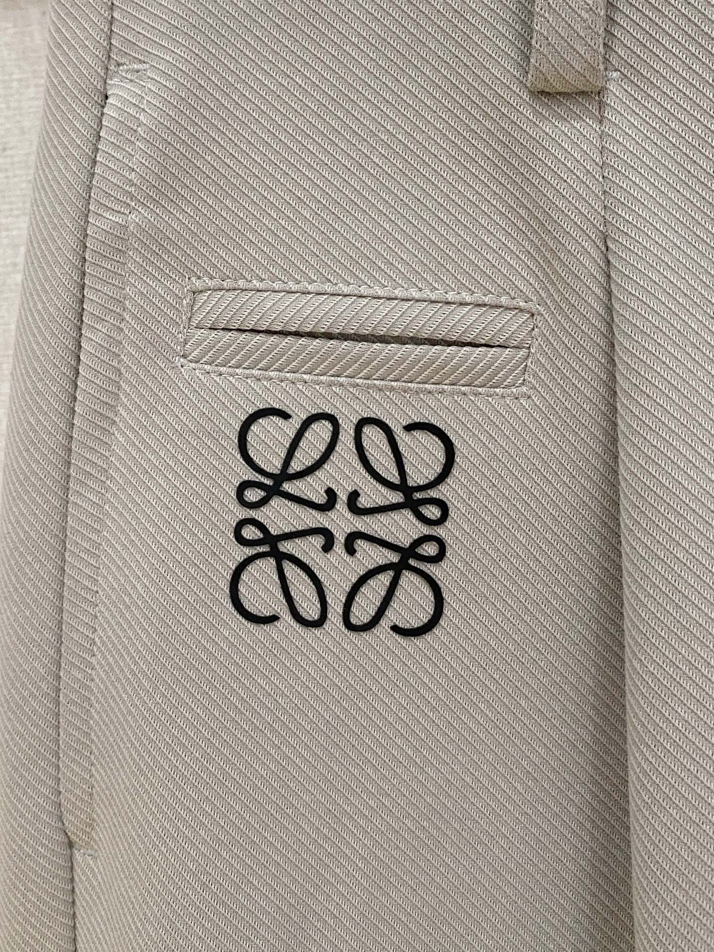 Loewe 2025秋冬最新休闲裤 潮人必备 版型超赞，能很好的修复各种腿型，非常个性！柔软排汗，舒适度