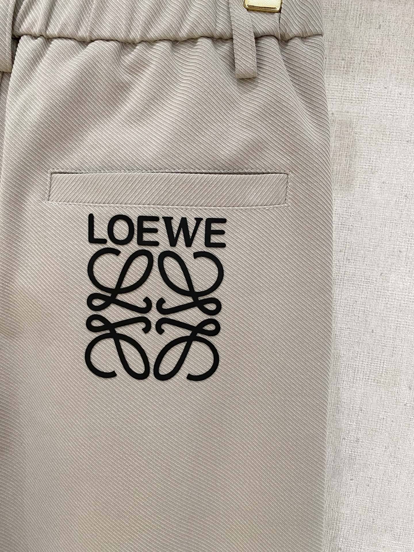 Loewe 2025秋冬最新休闲裤 潮人必备 版型超赞，能很好的修复各种腿型，非常个性！柔软排汗，舒适度