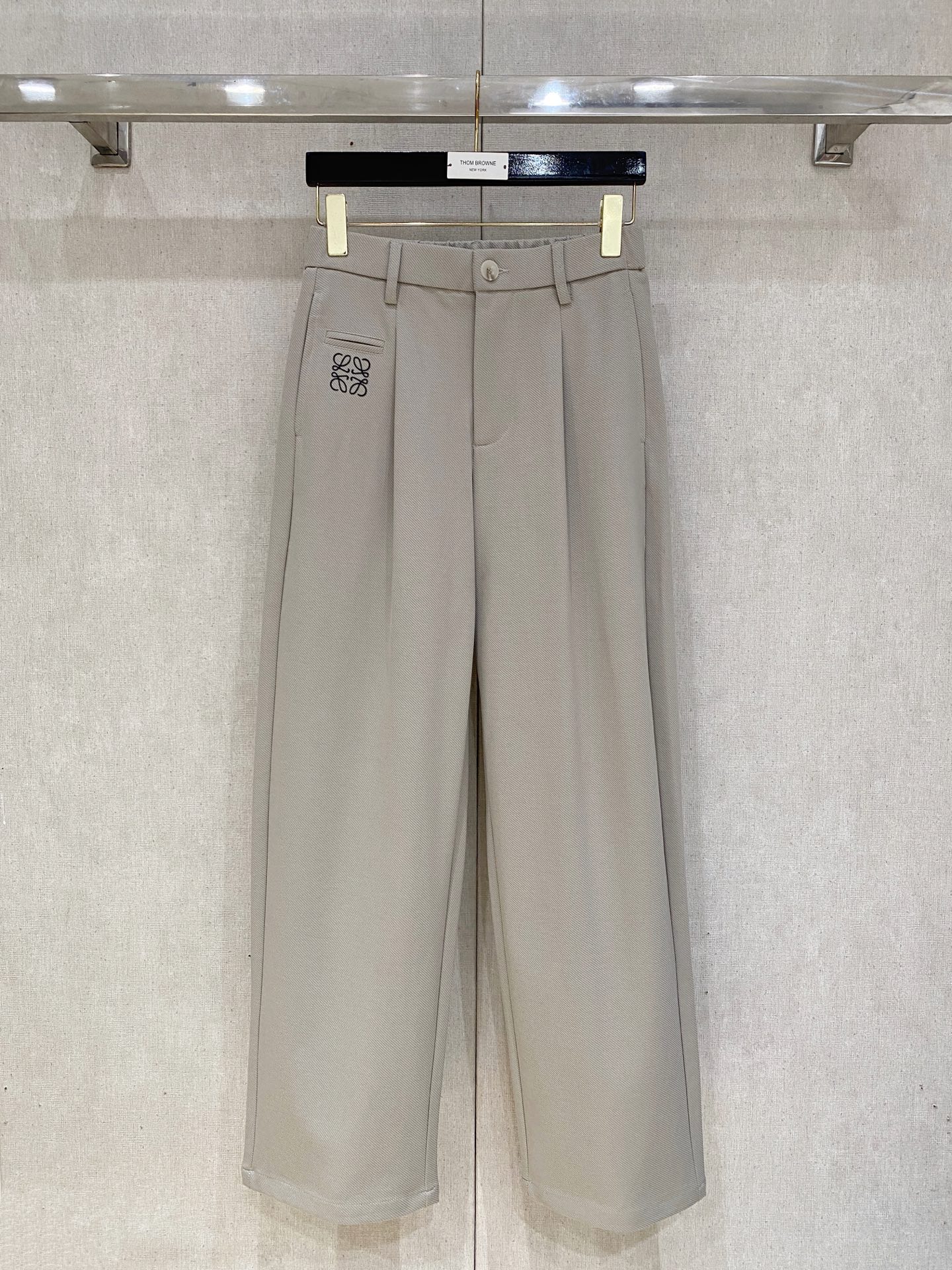 Loewe 2025秋冬最新休闲裤 潮人必备 版型超赞，能很好的修复各种腿型，非常个性！柔软排汗，舒适度