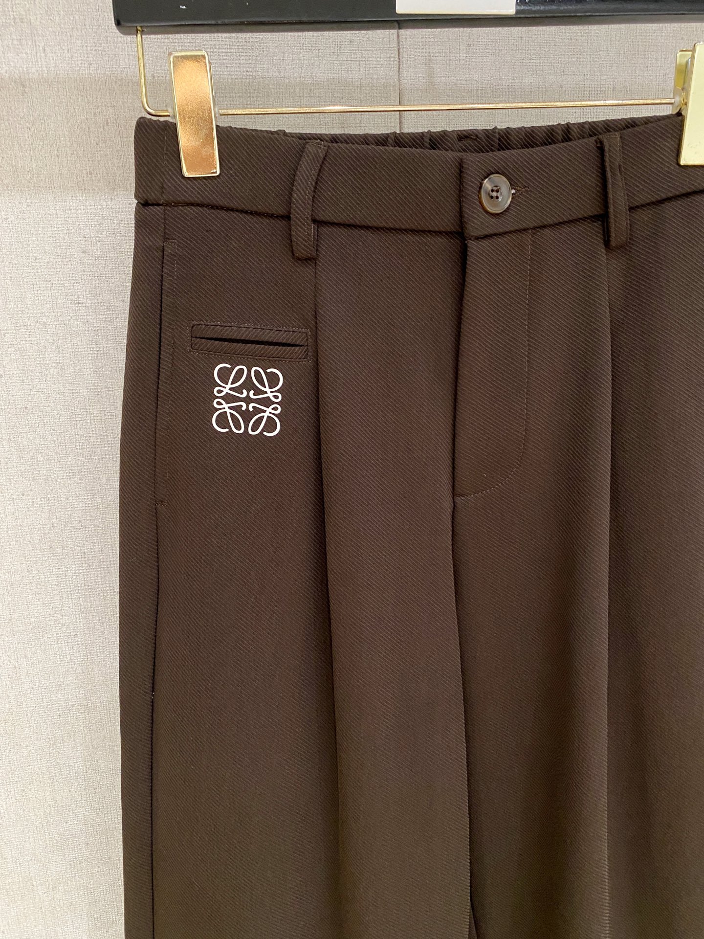 Loewe 2025秋冬最新休闲裤 潮人必备 版型超赞，能很好的修复各种腿型，非常个性！柔软排汗，舒适度