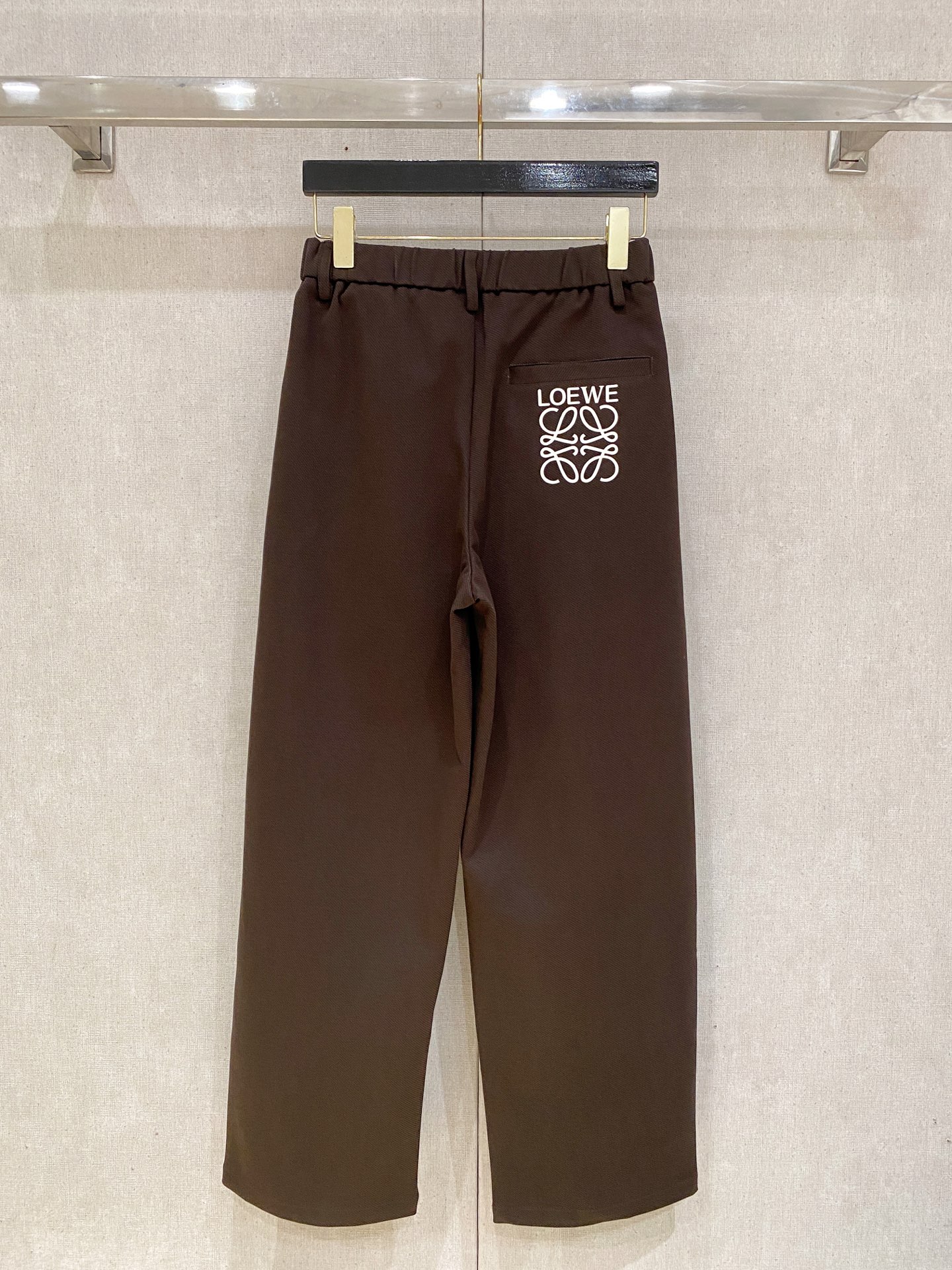 Loewe 2025秋冬最新休闲裤 潮人必备 版型超赞，能很好的修复各种腿型，非常个性！柔软排汗，舒适度