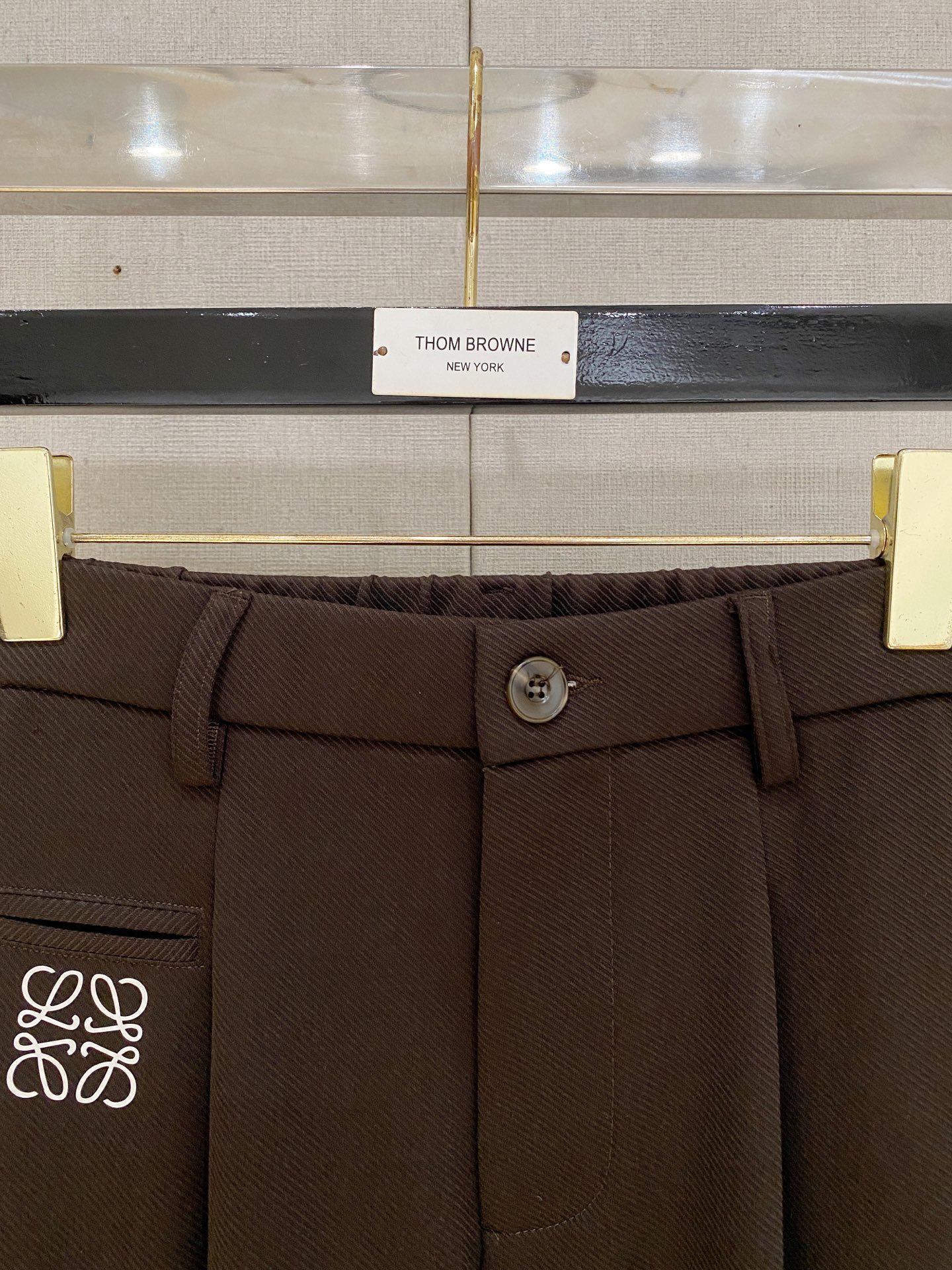 Loewe 2025秋冬最新休闲裤 潮人必备 版型超赞，能很好的修复各种腿型，非常个性！柔软排汗，舒适度