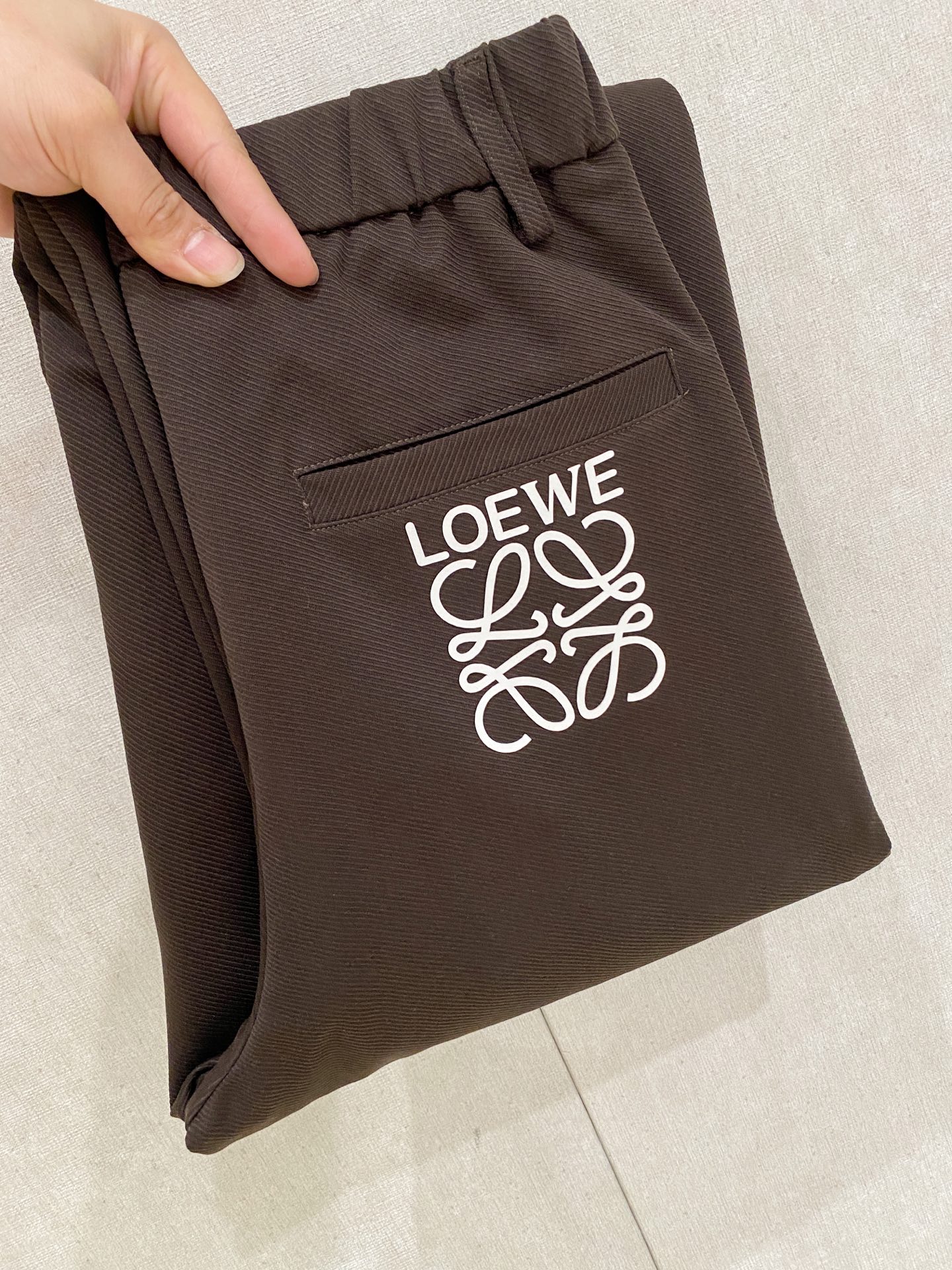 Loewe 2025秋冬最新休闲裤 潮人必备 版型超赞，能很好的修复各种腿型，非常个性！柔软排汗，舒适度