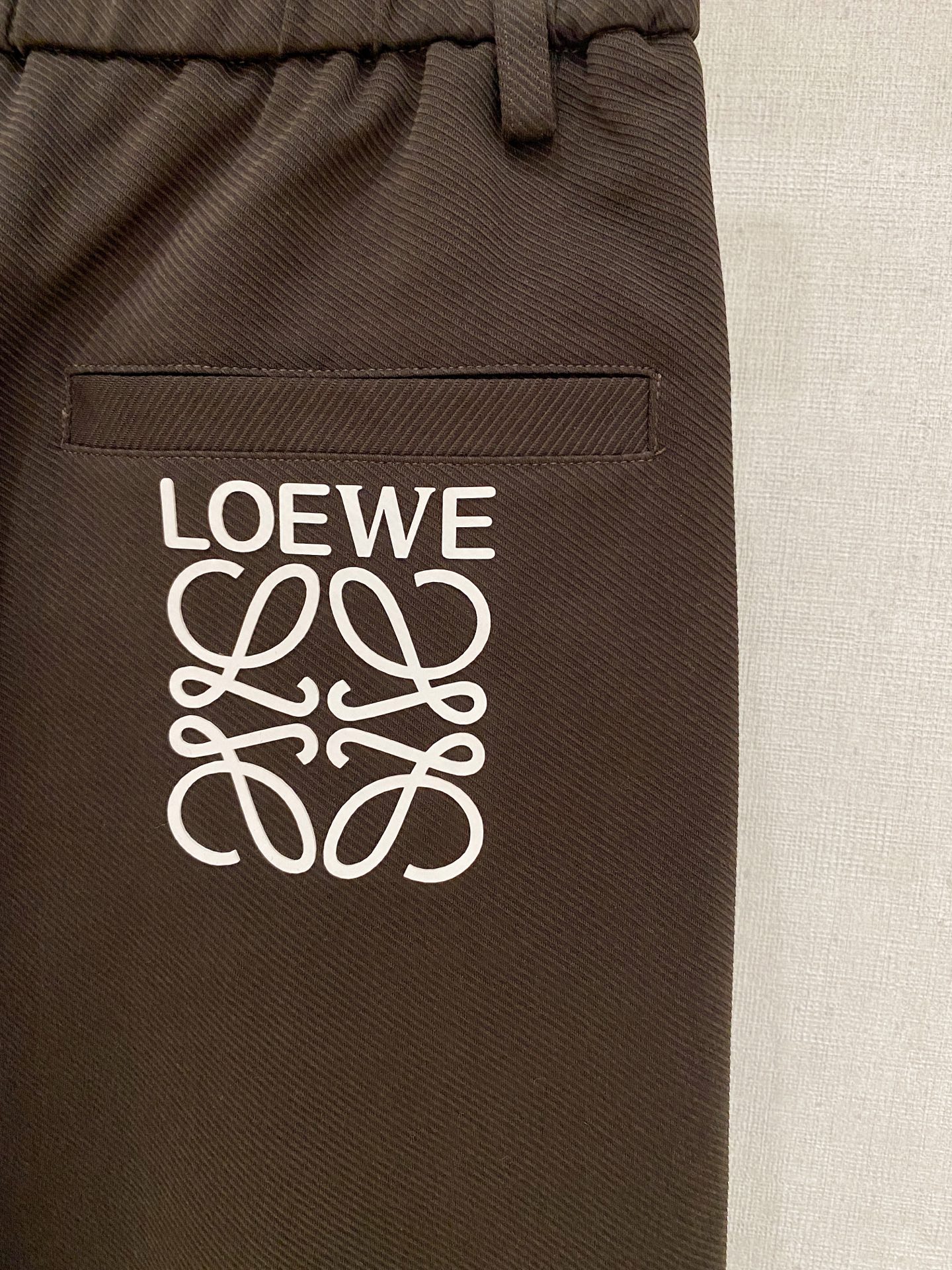 Loewe 2025秋冬最新休闲裤 潮人必备 版型超赞，能很好的修复各种腿型，非常个性！柔软排汗，舒适度