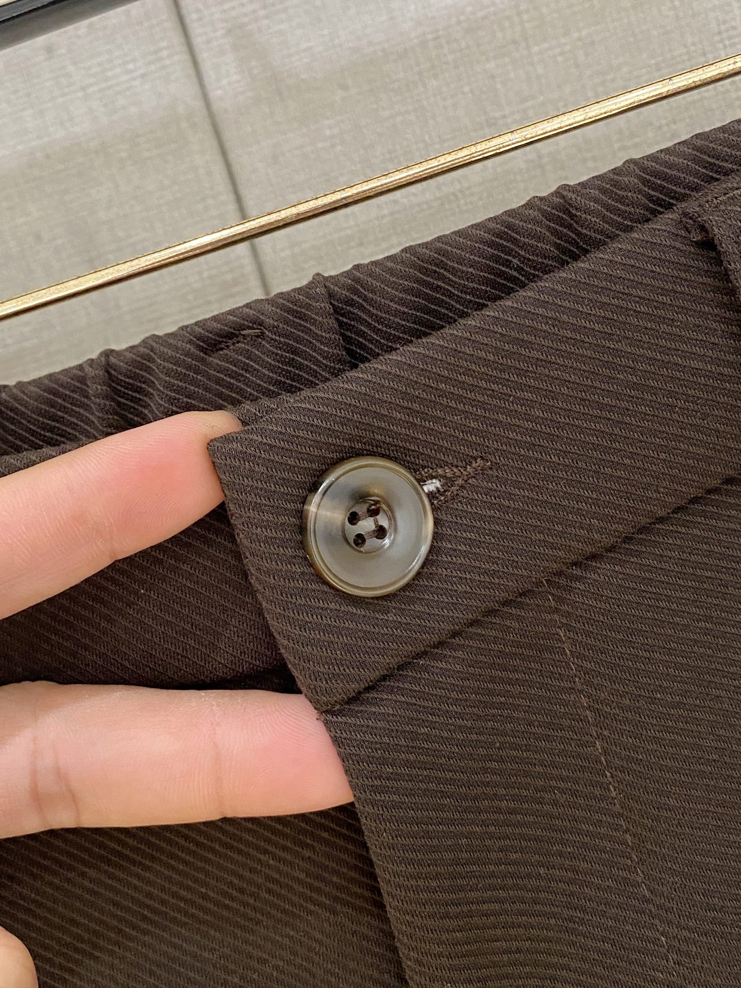 Loewe 2025秋冬最新休闲裤 潮人必备 版型超赞，能很好的修复各种腿型，非常个性！柔软排汗，舒适度