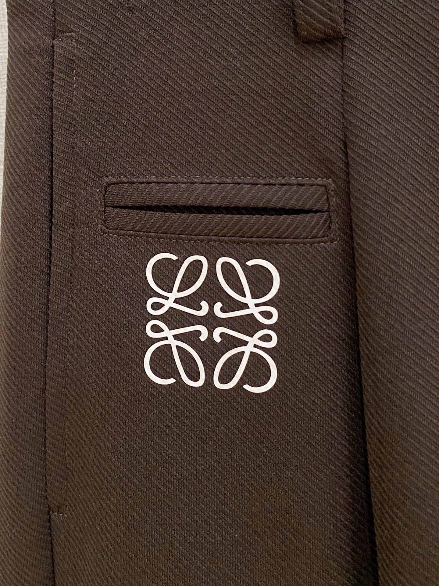 Loewe 2025秋冬最新休闲裤 潮人必备 版型超赞，能很好的修复各种腿型，非常个性！柔软排汗，舒适度