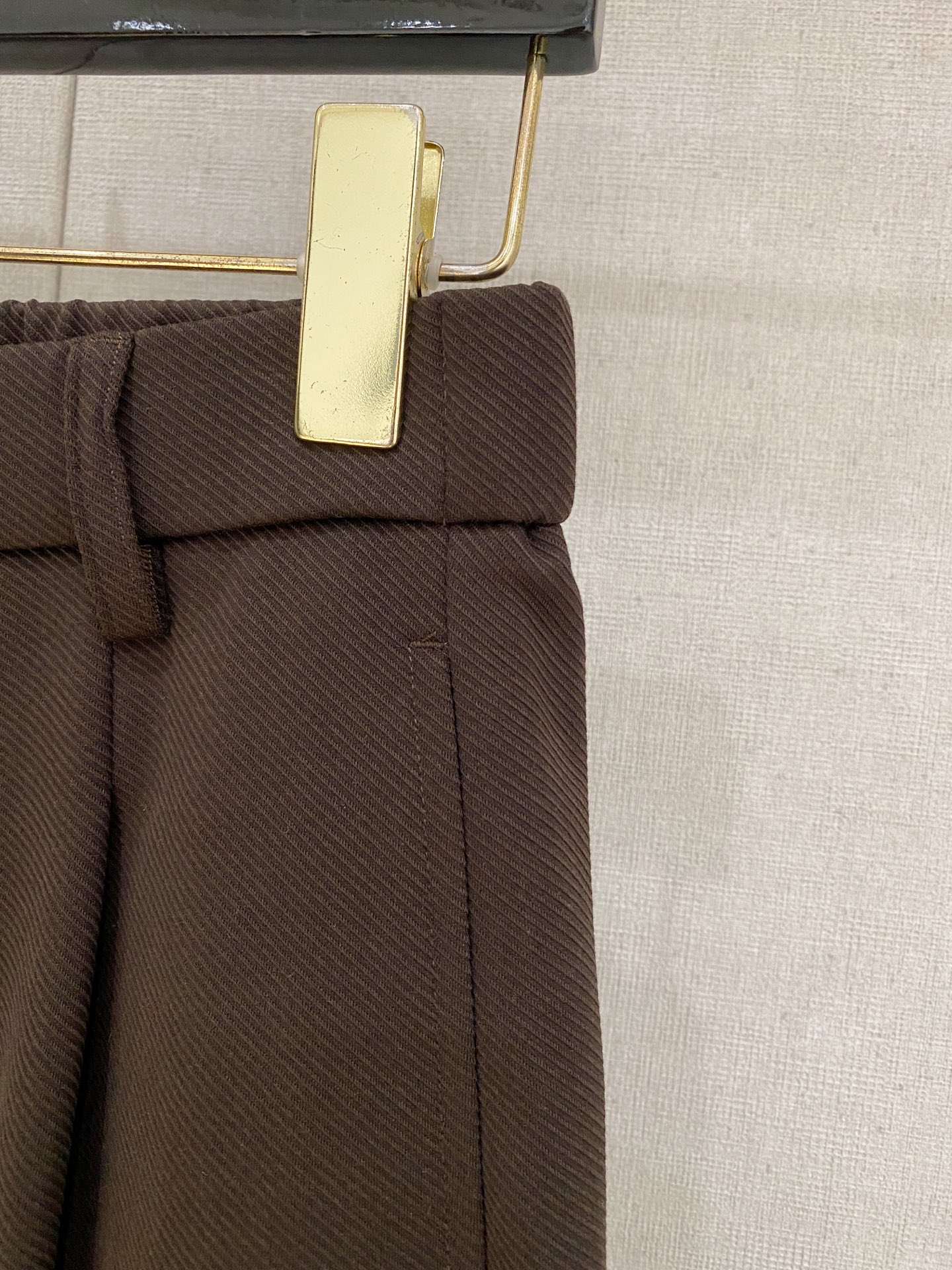 Loewe 2025秋冬最新休闲裤 潮人必备 版型超赞，能很好的修复各种腿型，非常个性！柔软排汗，舒适度