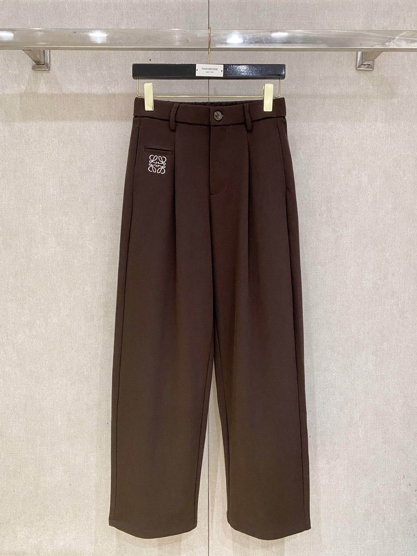 Loewe 2025秋冬最新休闲裤 潮人必备 版型超赞，能很好的修复各种腿型，非常个性！柔软排汗，舒适度