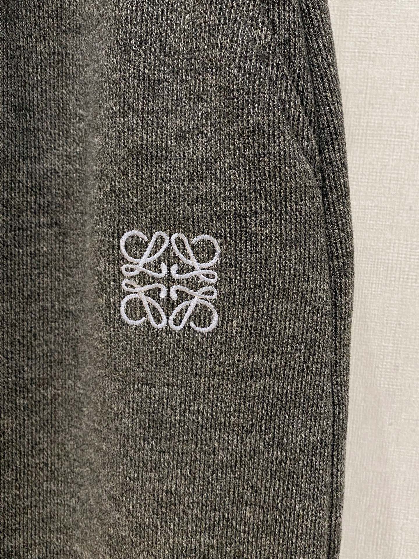 LOEW罗意威、2025SS秋冬新品时尚休闲裤，臻选优质羊毛醋酸面料打造，保暖舒适，精工密针刺绣标识，缔