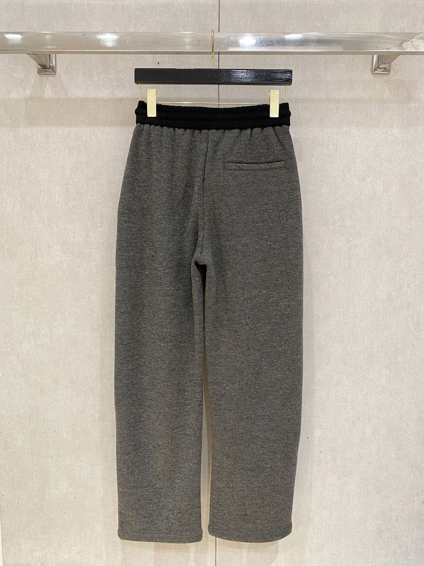 LOEW罗意威、2025SS秋冬新品时尚休闲裤，臻选优质羊毛醋酸面料打造，保暖舒适，精工密针刺绣标识，缔