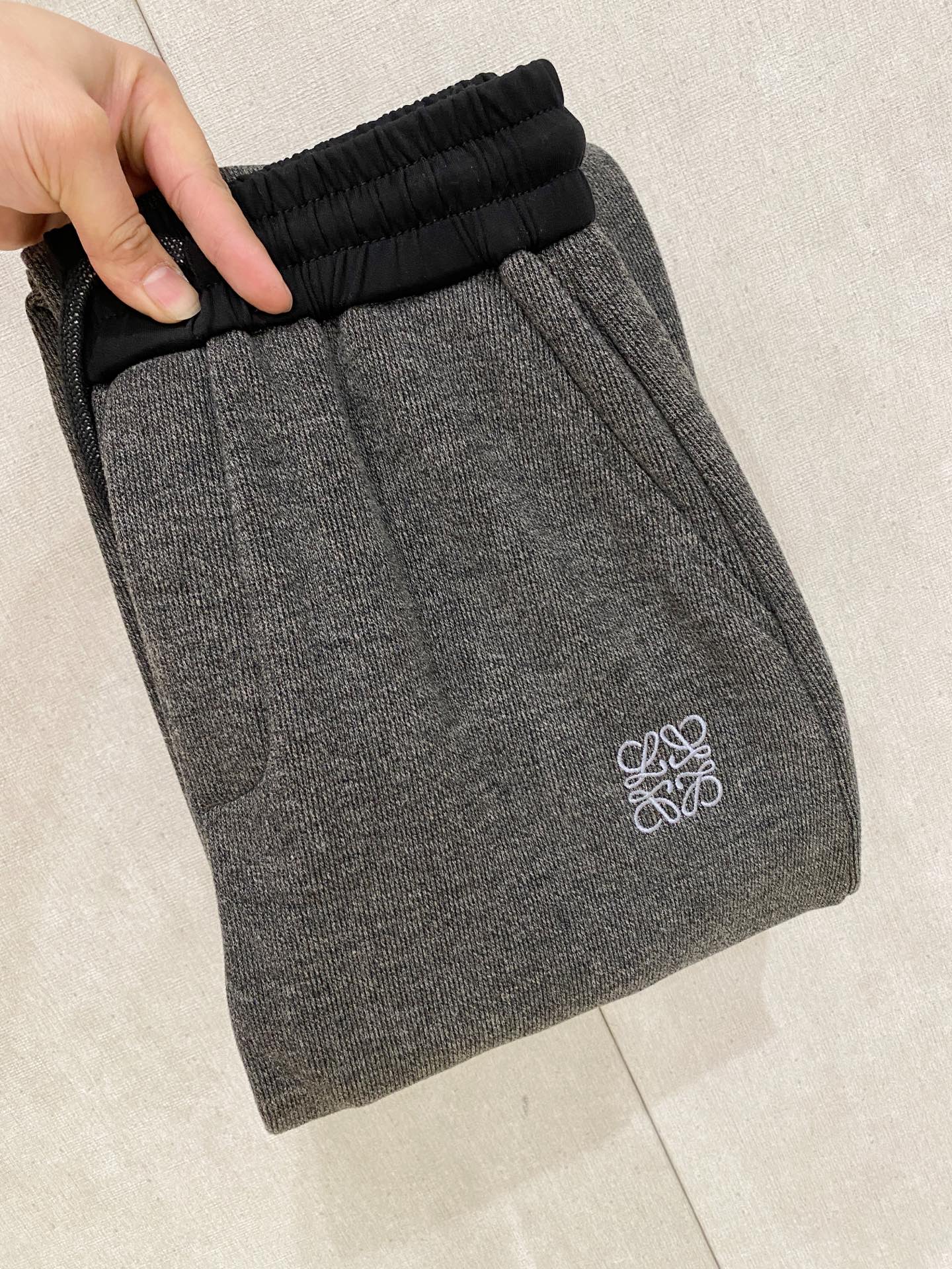 LOEW罗意威、2025SS秋冬新品时尚休闲裤，臻选优质羊毛醋酸面料打造，保暖舒适，精工密针刺绣标识，缔