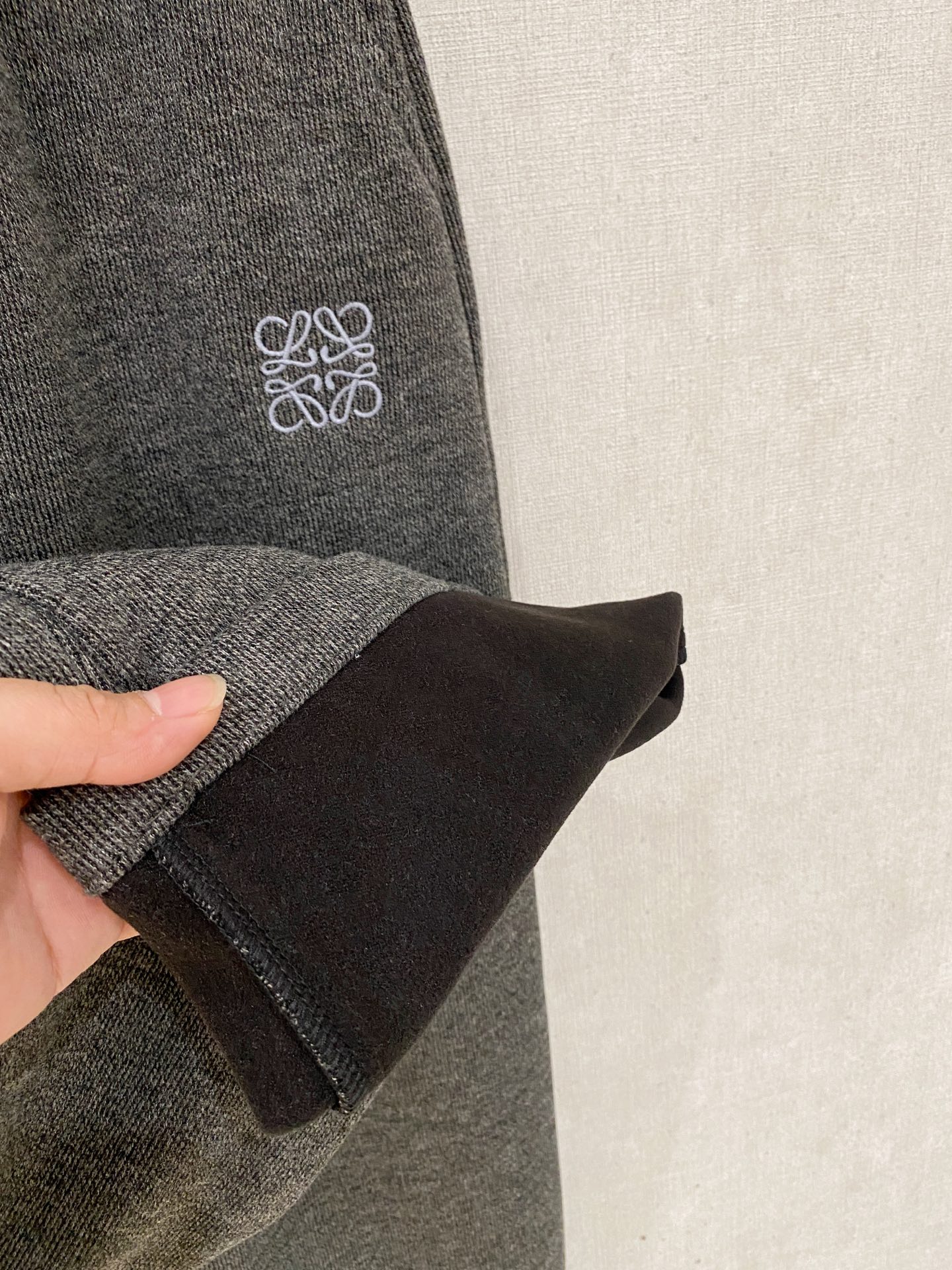 LOEW罗意威、2025SS秋冬新品时尚休闲裤，臻选优质羊毛醋酸面料打造，保暖舒适，精工密针刺绣标识，缔