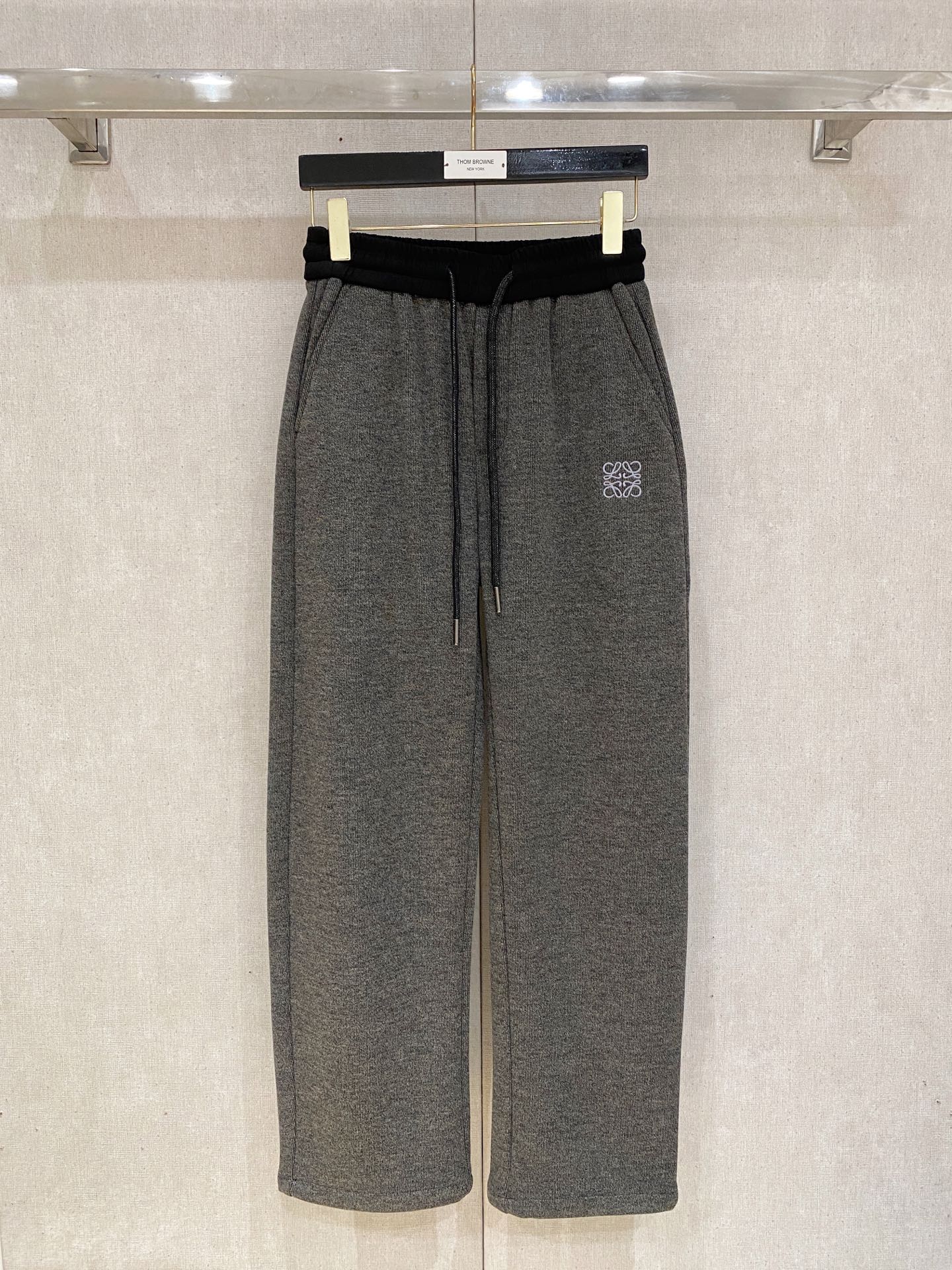 LOEW罗意威、2025SS秋冬新品时尚休闲裤，臻选优质羊毛醋酸面料打造，保暖舒适，精工密针刺绣标识，缔