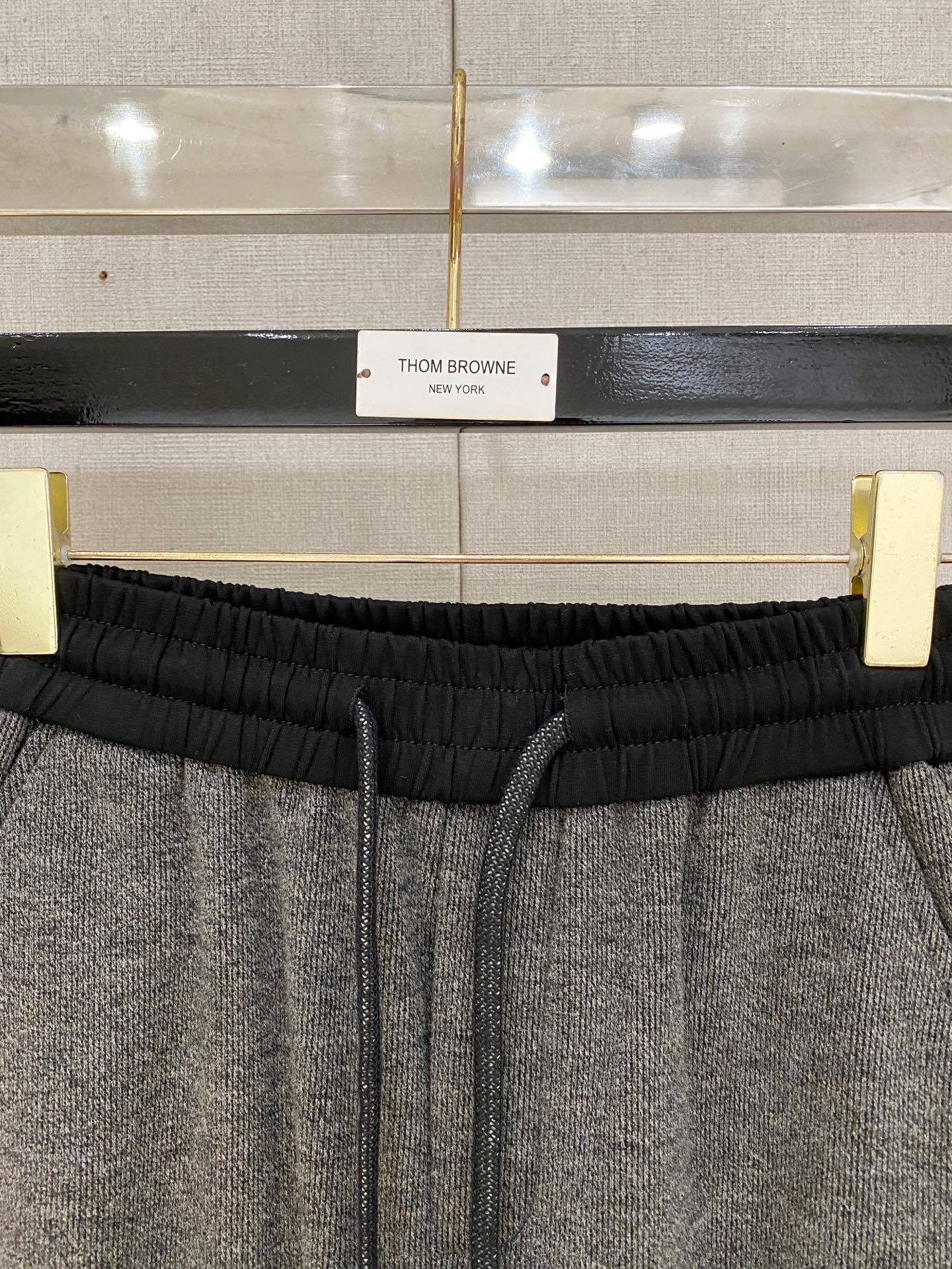 LOEW罗意威、2025SS秋冬新品时尚休闲裤，臻选优质羊毛醋酸面料打造，保暖舒适，精工密针刺绣标识，缔