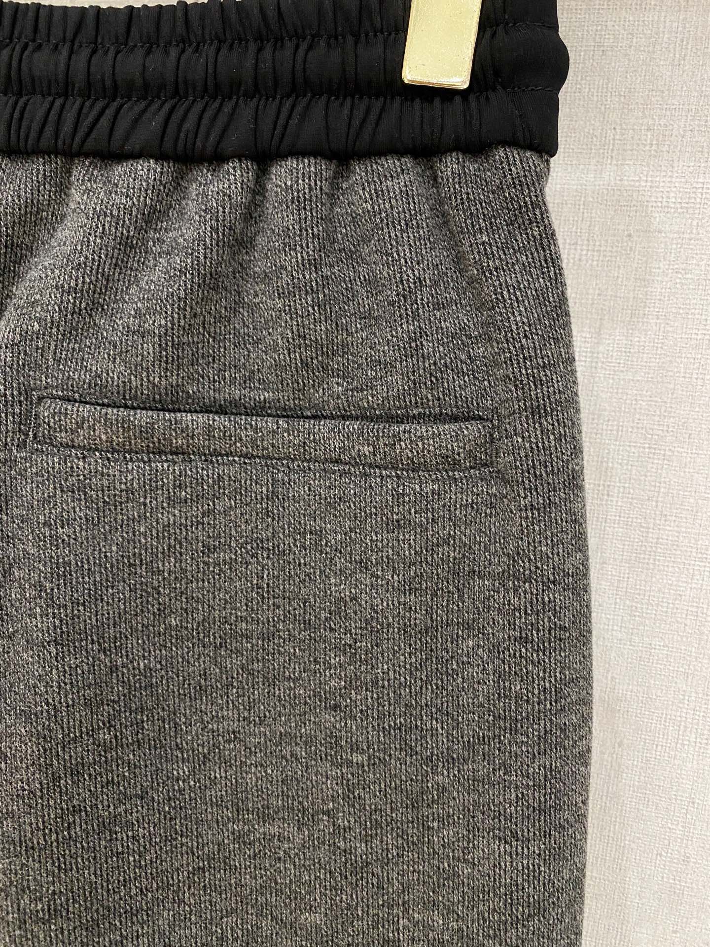 LOEW罗意威、2025SS秋冬新品时尚休闲裤，臻选优质羊毛醋酸面料打造，保暖舒适，精工密针刺绣标识，缔