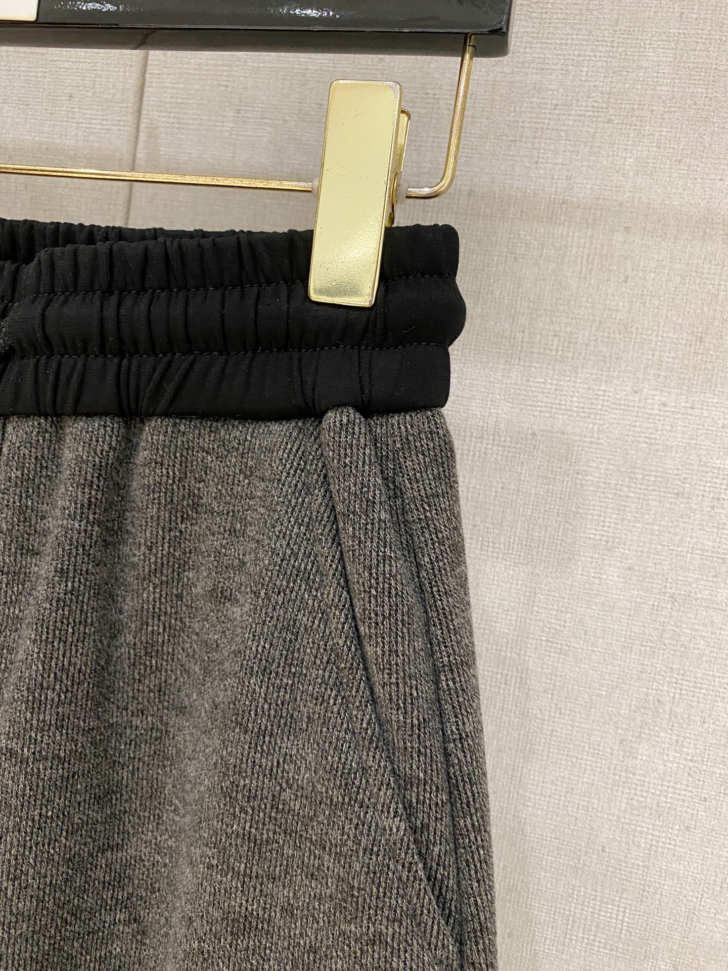 LOEW罗意威、2025SS秋冬新品时尚休闲裤，臻选优质羊毛醋酸面料打造，保暖舒适，精工密针刺绣标识，缔